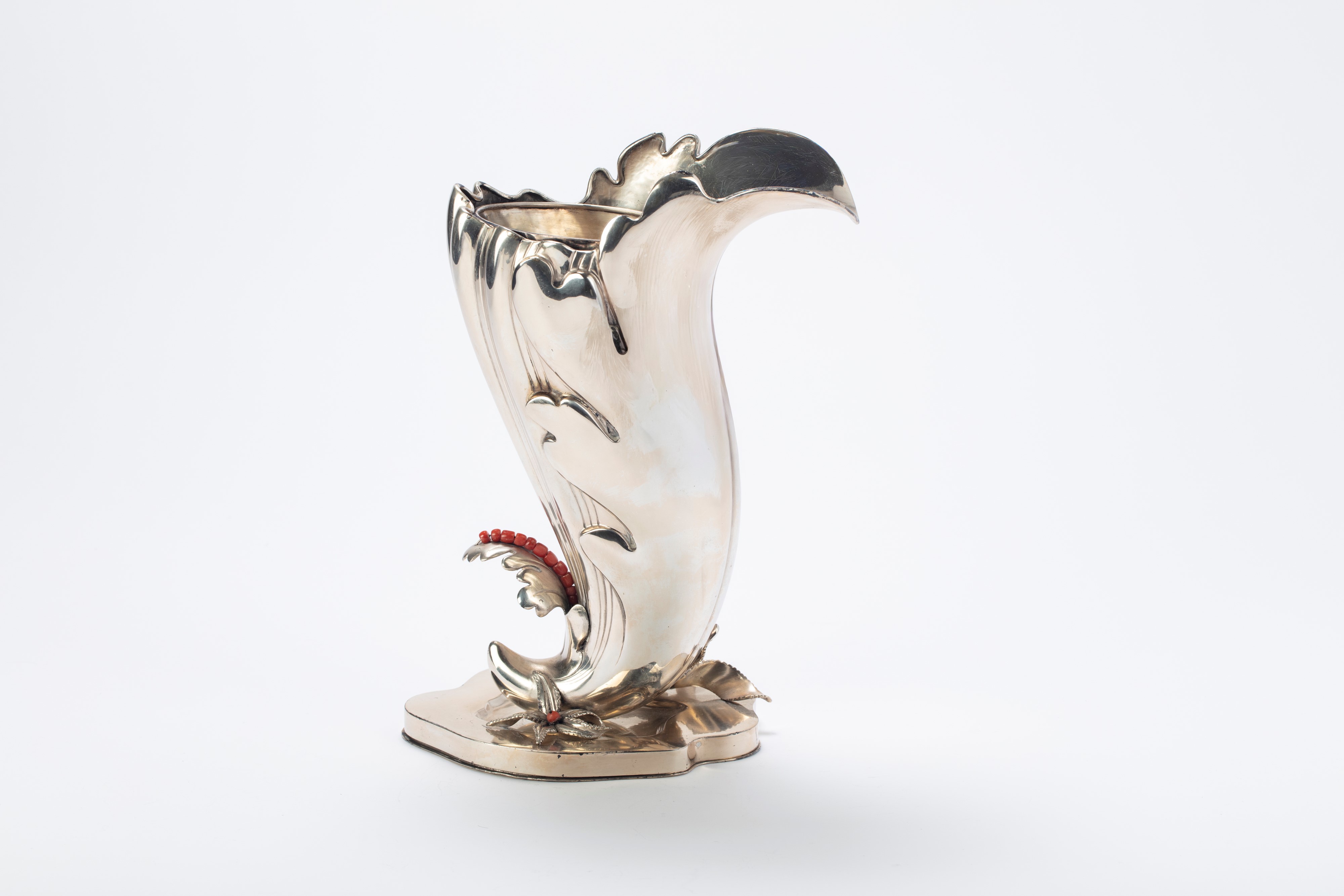 Vaso a cornucopia in argento, Milano, circa 1940