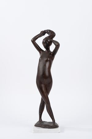 Scultura in bronzo raffigurante donna che si raccoglie i capelli