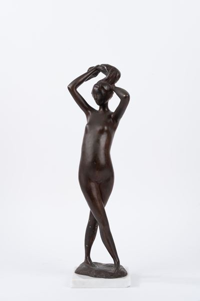 Scultura in Bronzo Raffigurante Donna che Si Raccoglie i Capelli
