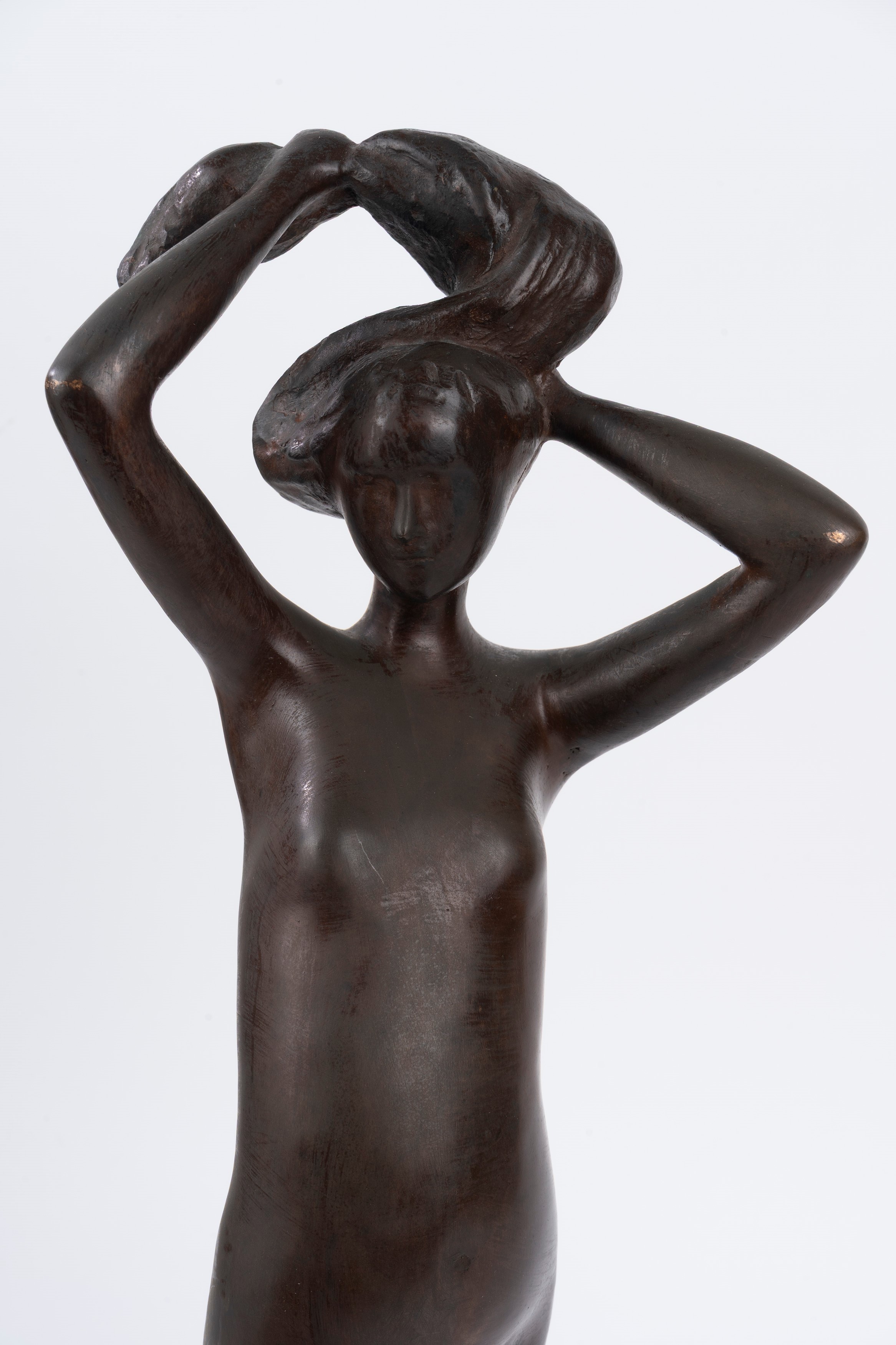 Scuola Italiana del XX Secolo - Scultura in Bronzo Raffigurante Donna che Si Raccoglie i Capelli