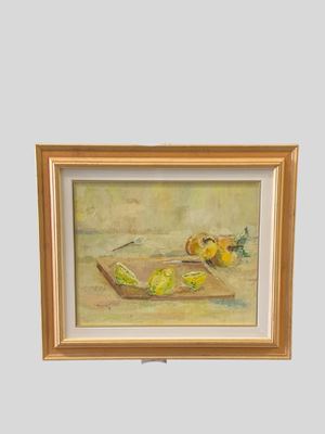 Tagliere con limoni e frutta