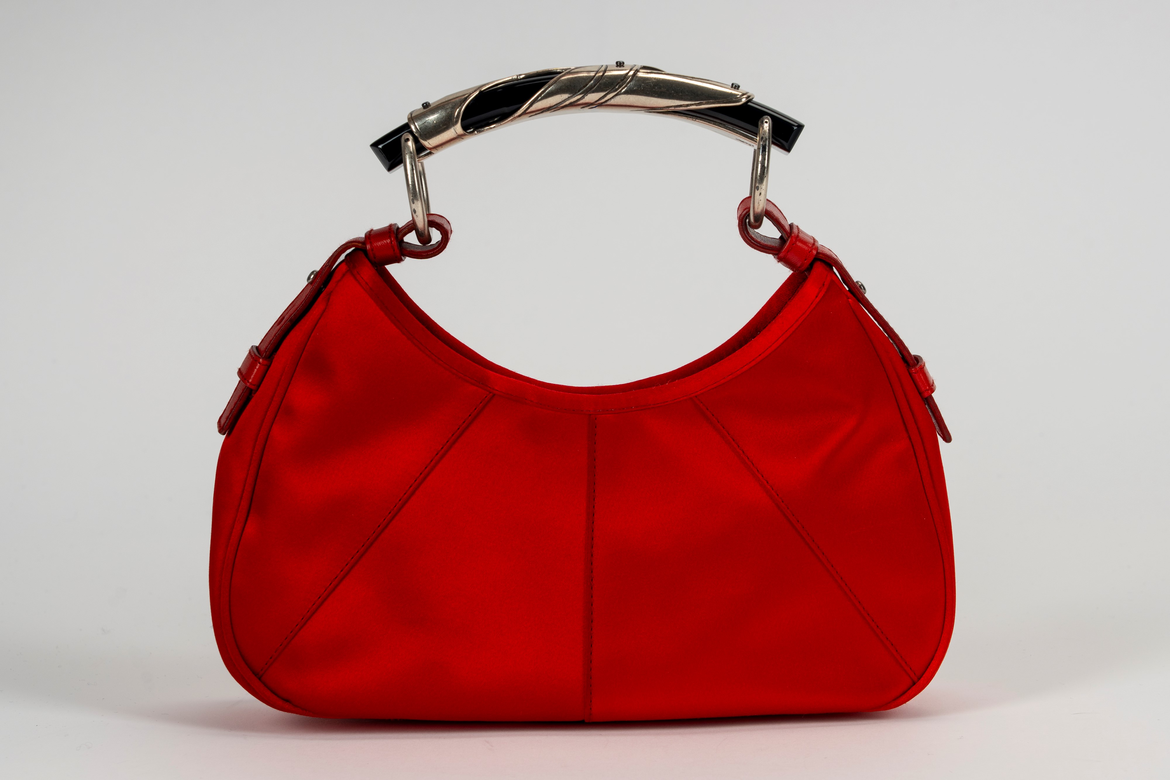 Yves Saint Laurent - Borsa Mombasa in raso di seta rossa e pelle con applicazione in metallo