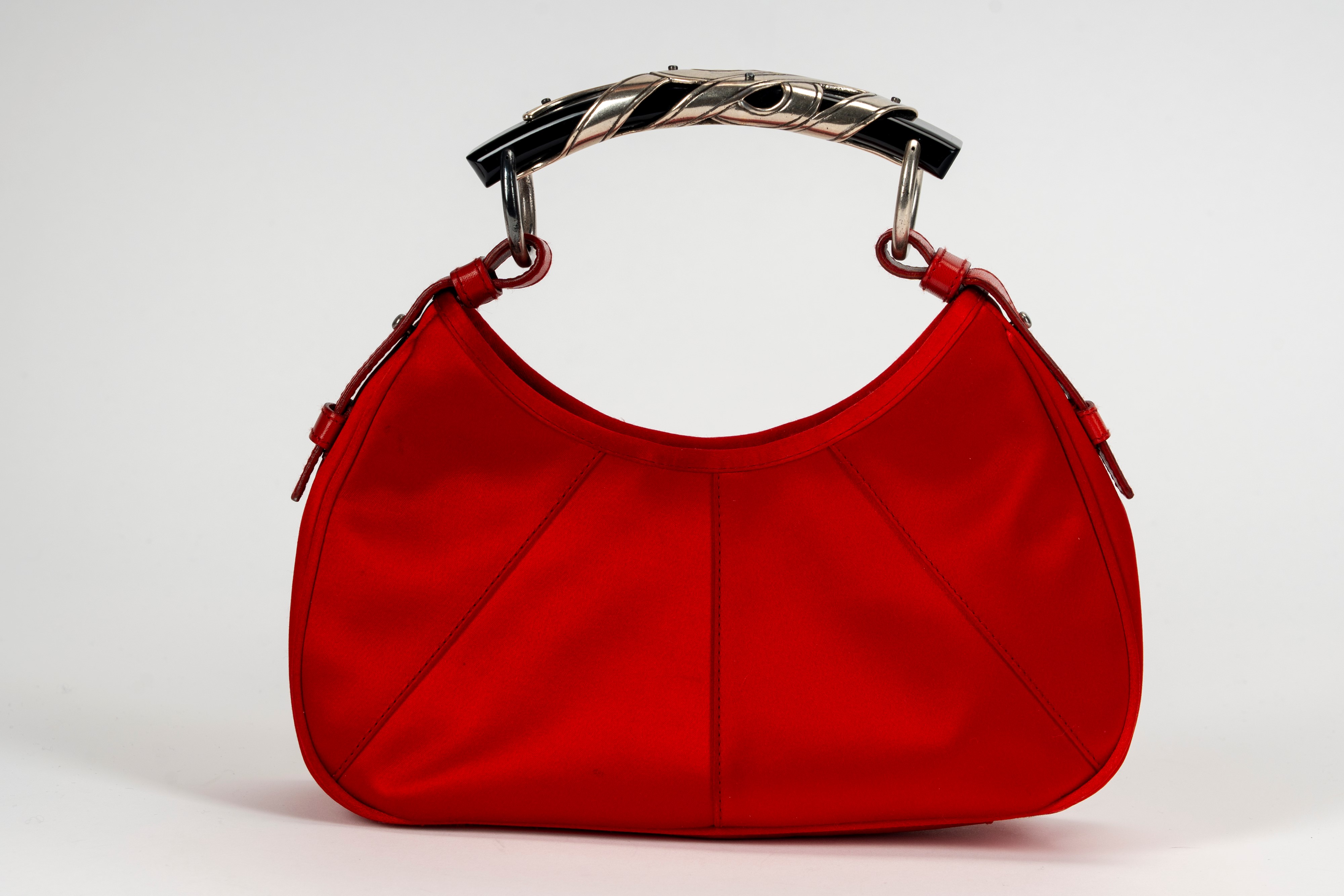 Yves Saint Laurent - Borsa Mombasa in raso di seta rossa e pelle con applicazione in metallo