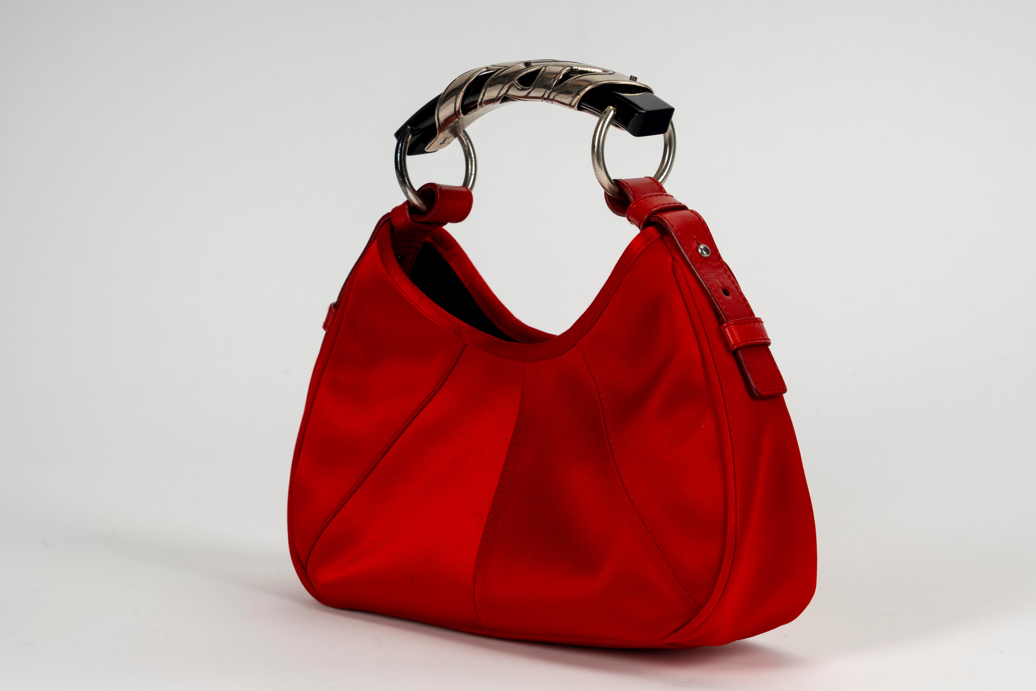 Yves Saint Laurent - Borsa Mombasa in raso di seta rossa e pelle con applicazione in metallo