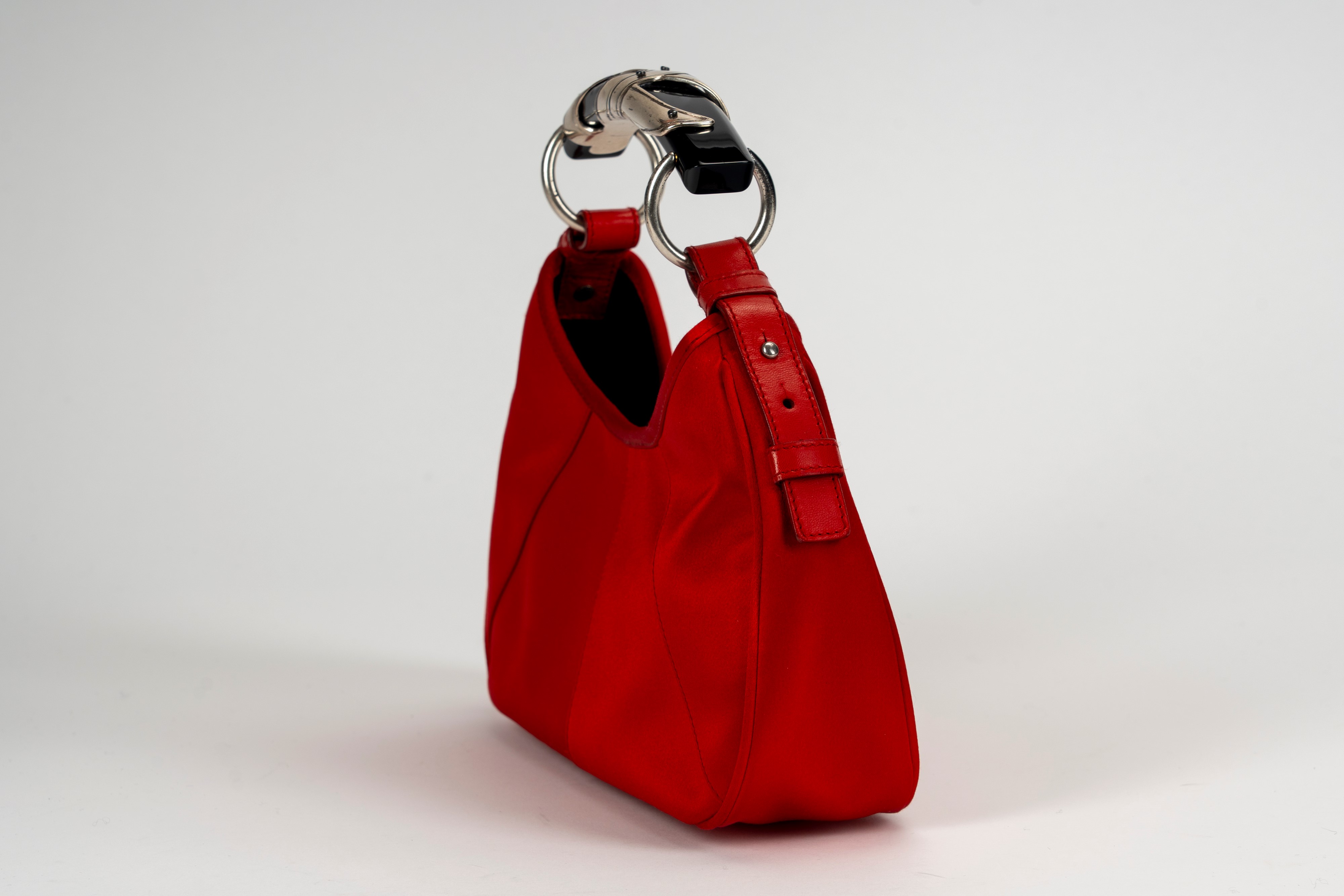 Yves Saint Laurent - Borsa Mombasa in raso di seta rossa e pelle con applicazione in metallo