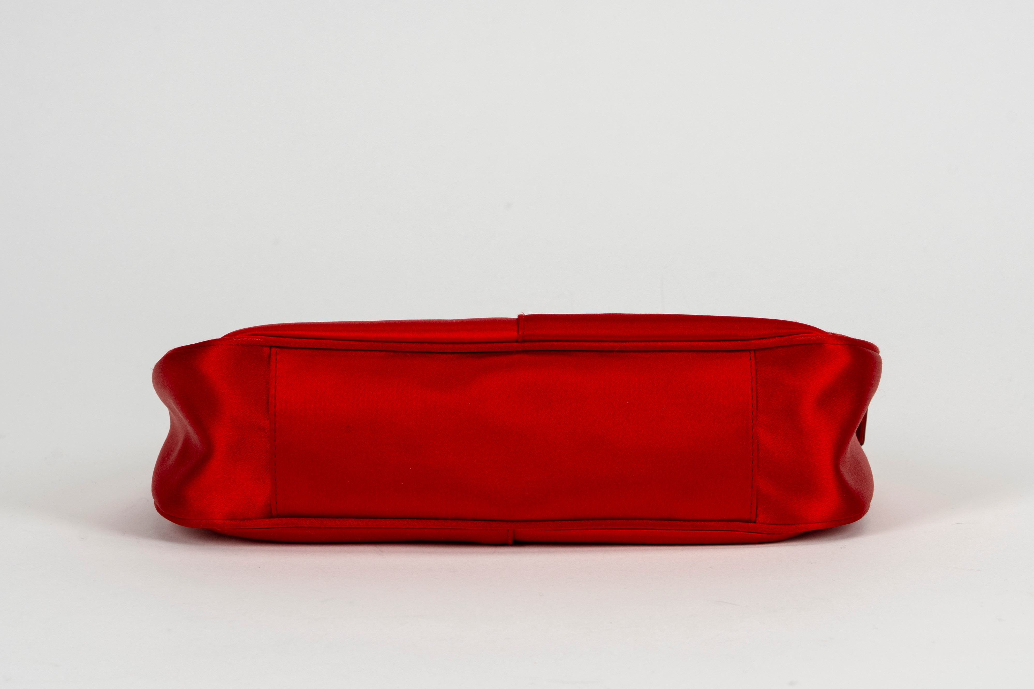 Yves Saint Laurent - Borsa Mombasa in raso di seta rossa e pelle con applicazione in metallo
