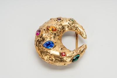 Fibbia in metallo dorato con strass colorati, scultura per cintura