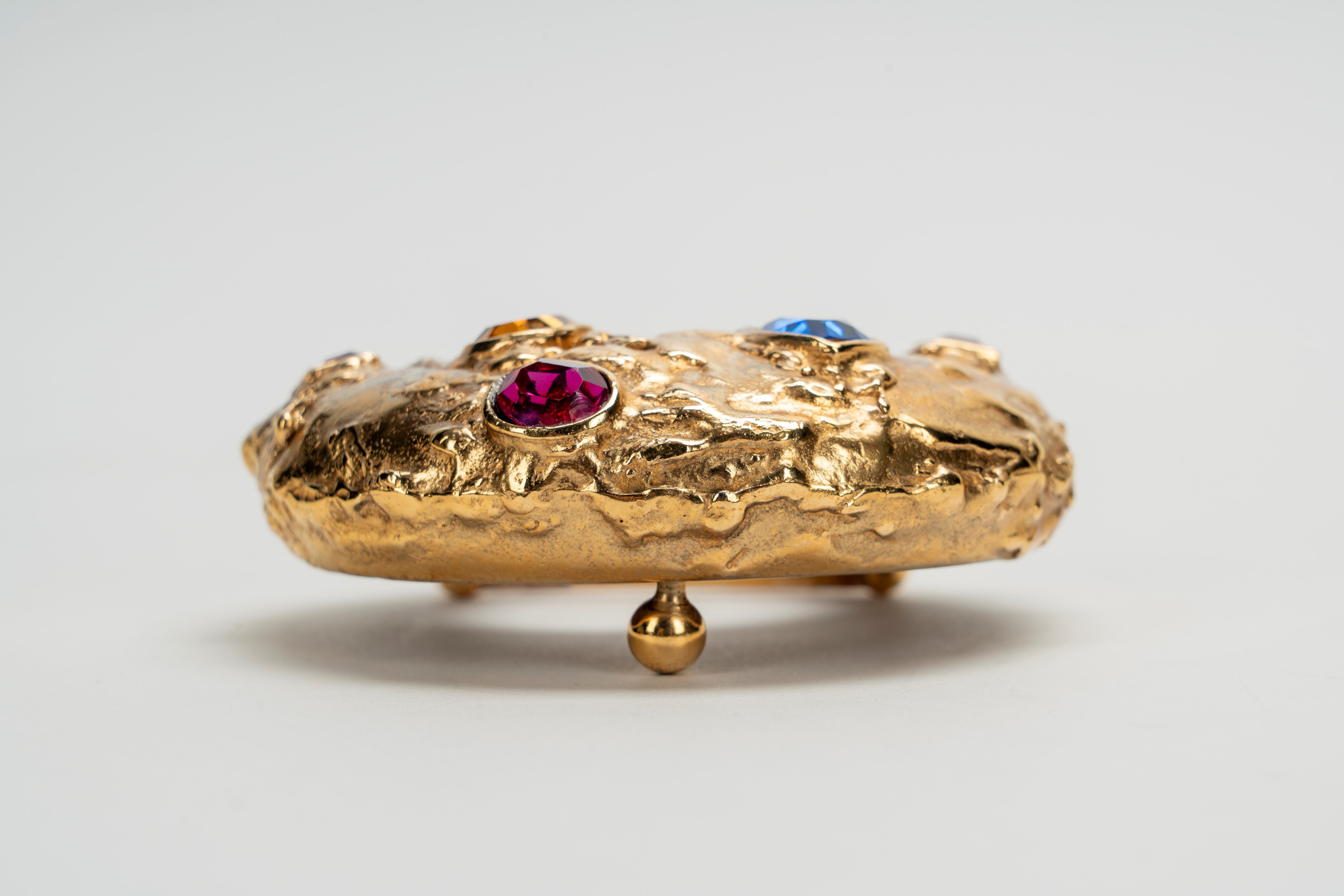 Yves Saint Laurent Rive Gauche - Fibbia in metallo dorato con strass colorati, scultura per cintu...