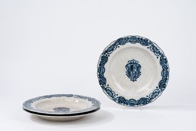 Tre Piatti in Maiolica Bianca e Blu, con Stemma Araldico al Centro