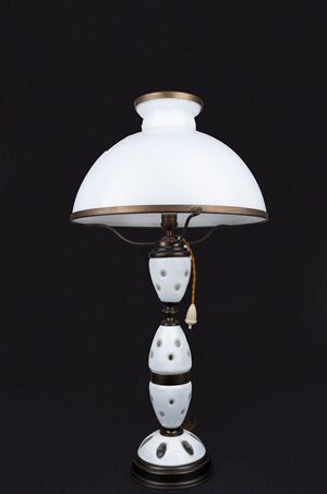Lampada da tavolo in vetro opalino bianco e inserti in ottone, secolo XX
