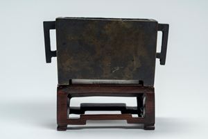 Piccolo incensiere biansato in bronzo, di forma quadrata, recante marchio apocrifo Xuande. Cina, secolo XVIII
