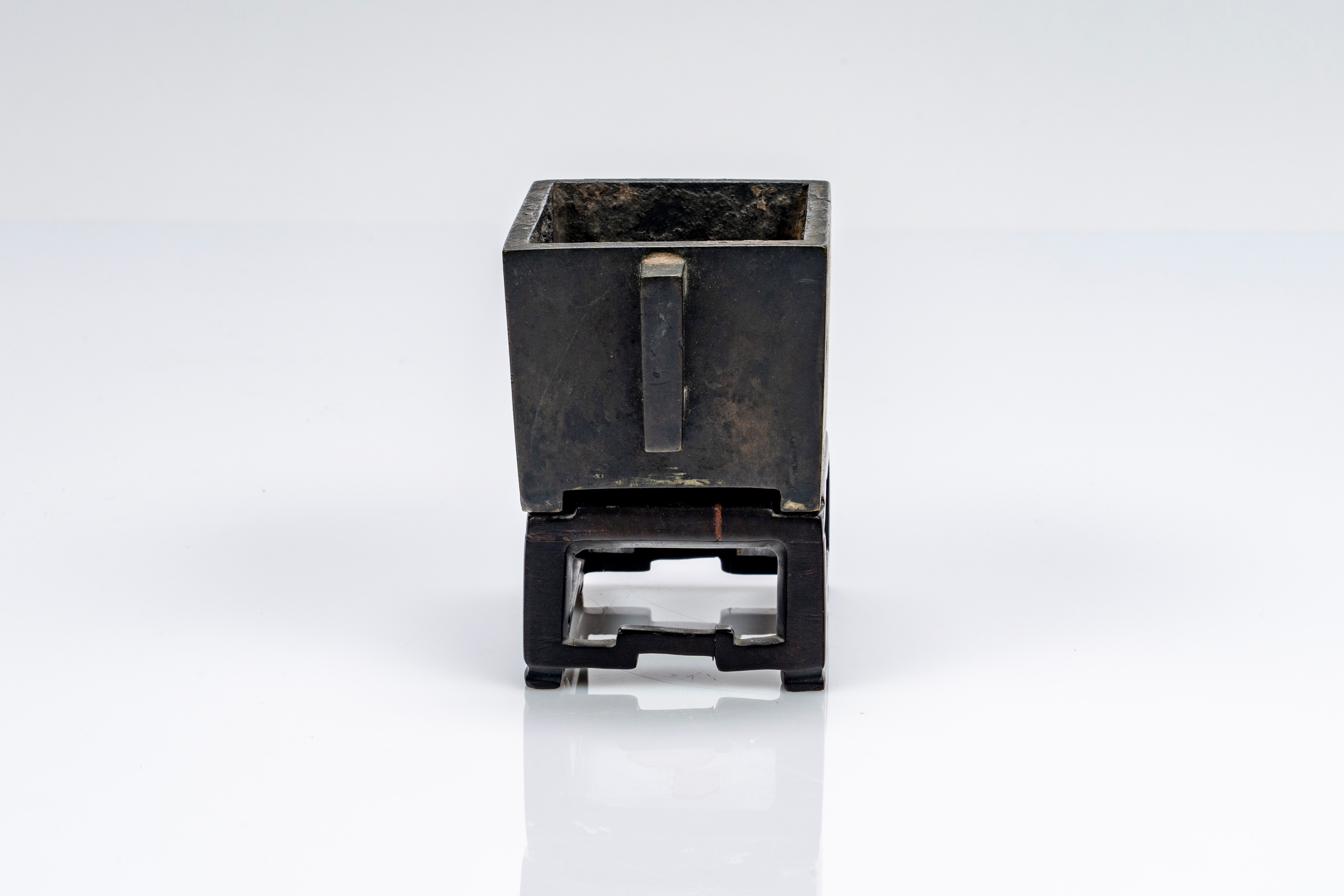 Piccolo incensiere biansato in bronzo, di forma squadrata, recante marchio apocrifo Xuande. Cina,...