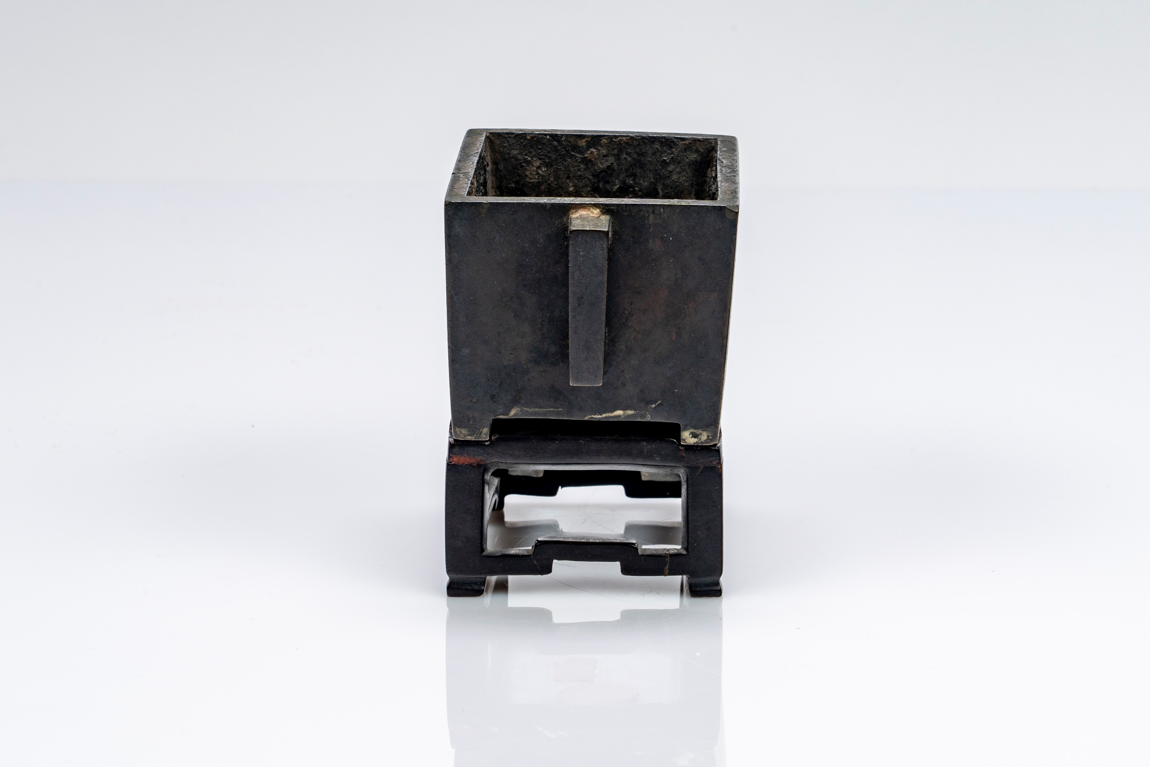 Incensiere biansato in bronzo, forma squadrata, Cina, secolo XVIII, con base in legno