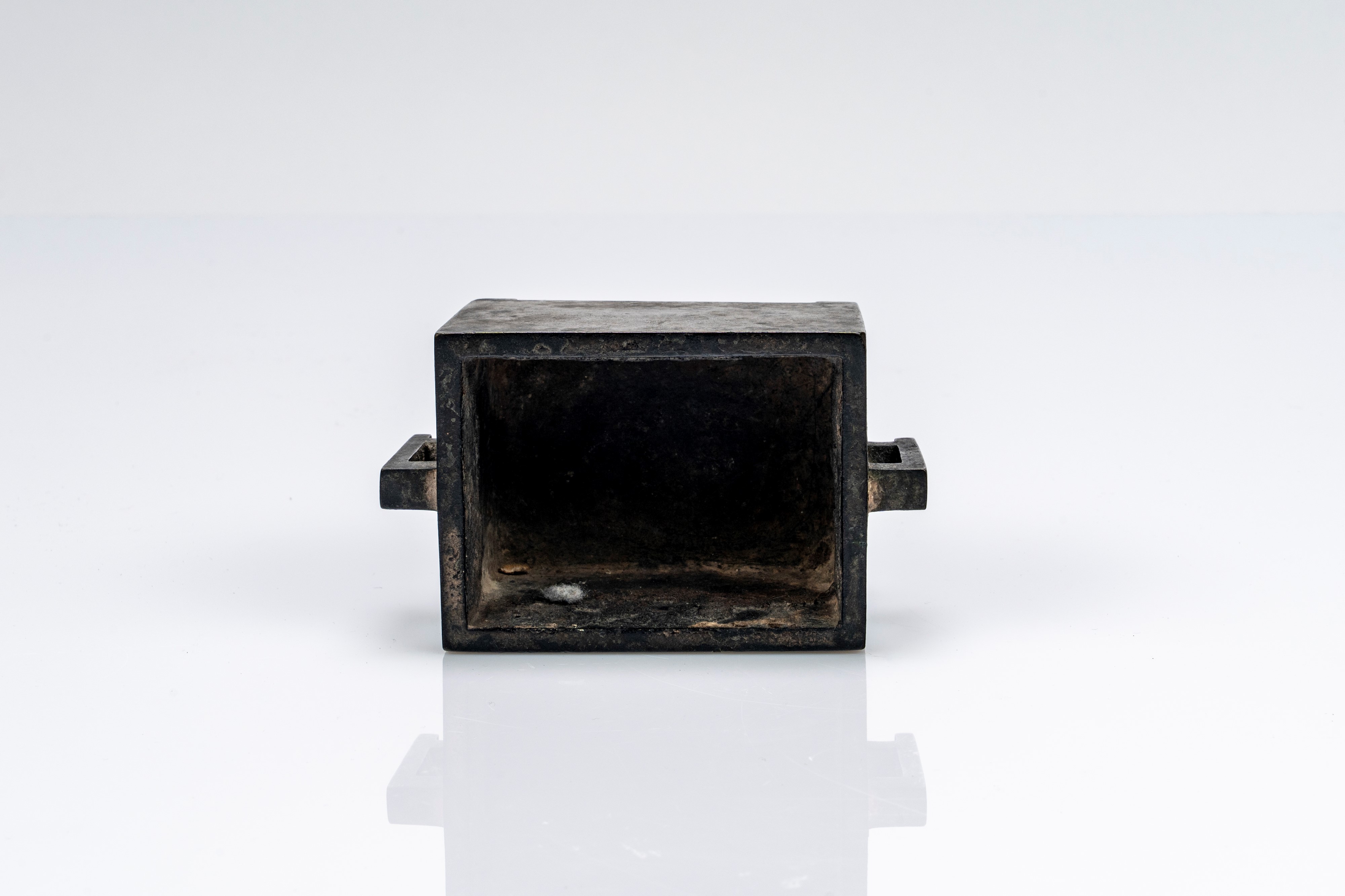 Piccolo incensiere biansato in bronzo, di forma squadrata, recante marchio apocrifo Xuande. Cina,...