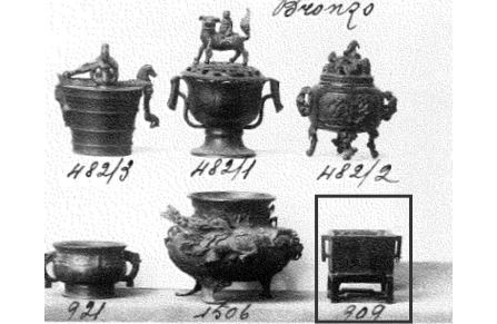 Piccolo incensiere biansato in bronzo, di forma squadrata, recante marchio apocrifo Xuande. Cina,...