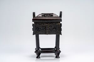 Incensiere in bronzo “fang ding” decorato a motivi taotie, con coperchio e base lignea di epoca successiva. Cina, inizi secolo XIX