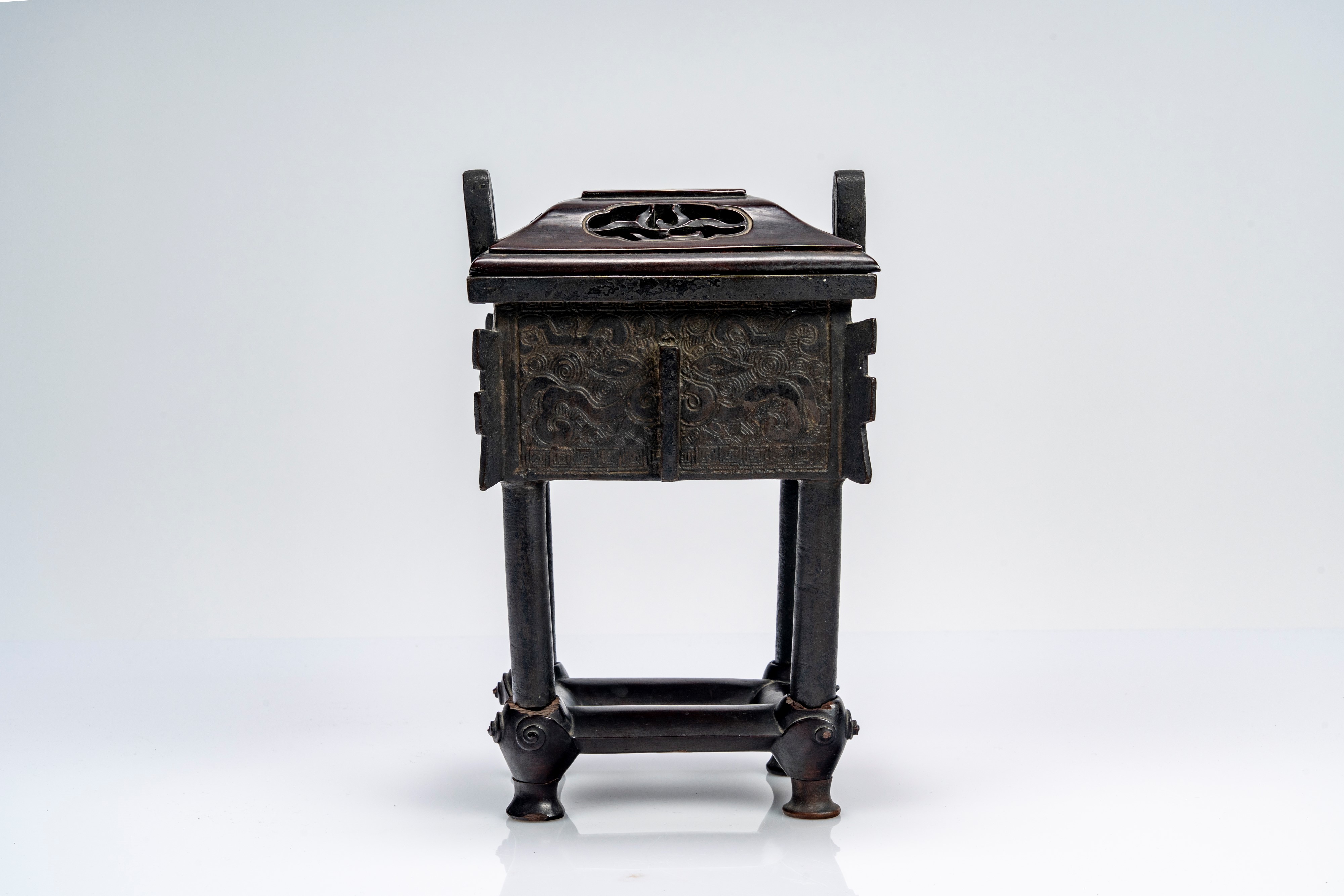 Incensiere in bronzo “fang ding” decorato a motivi taotie, con coperchio e base lignea di epoca s...