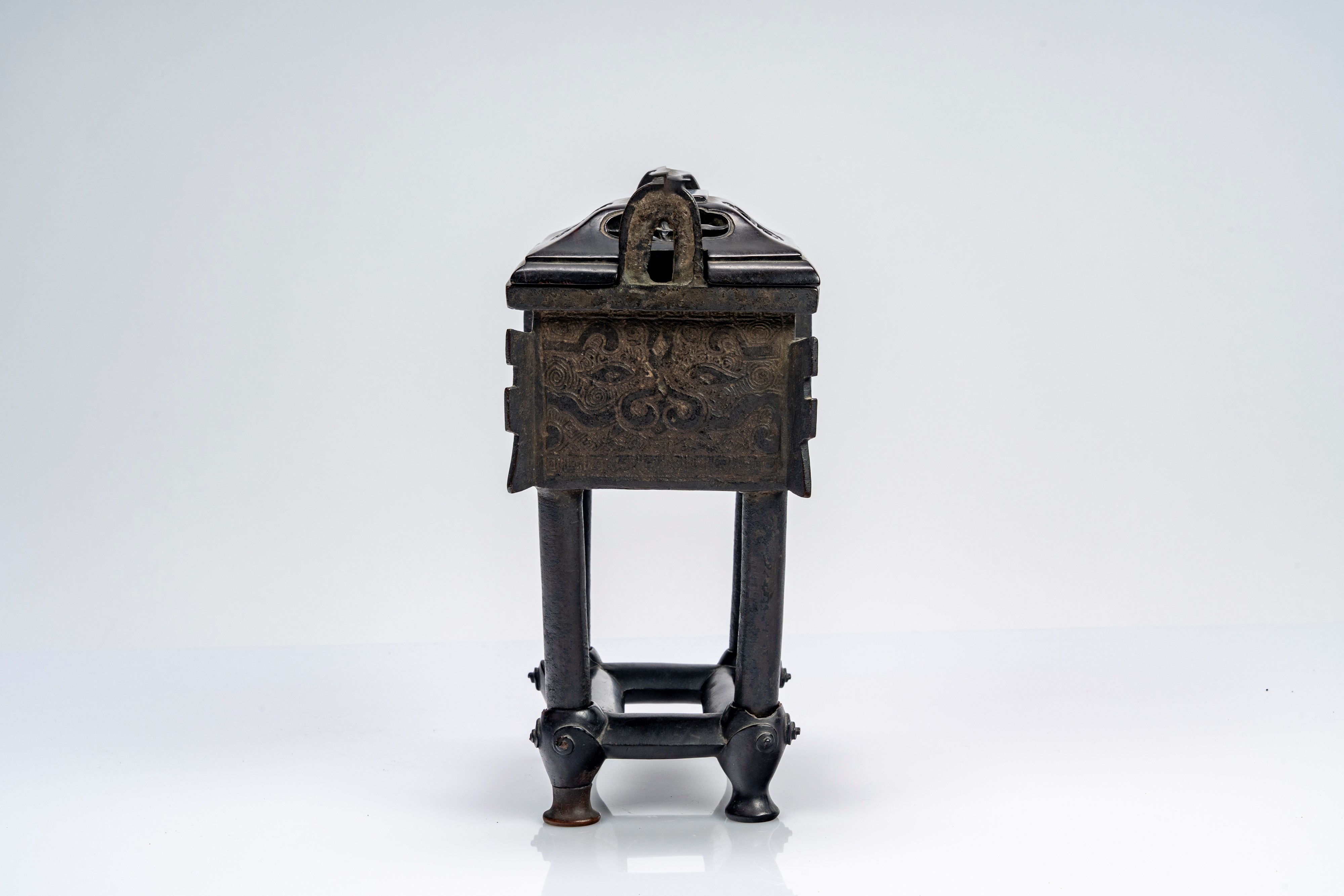 Incensiere in bronzo “fang ding” decorato a motivi taotie, con coperchio e base lignea di epoca s...