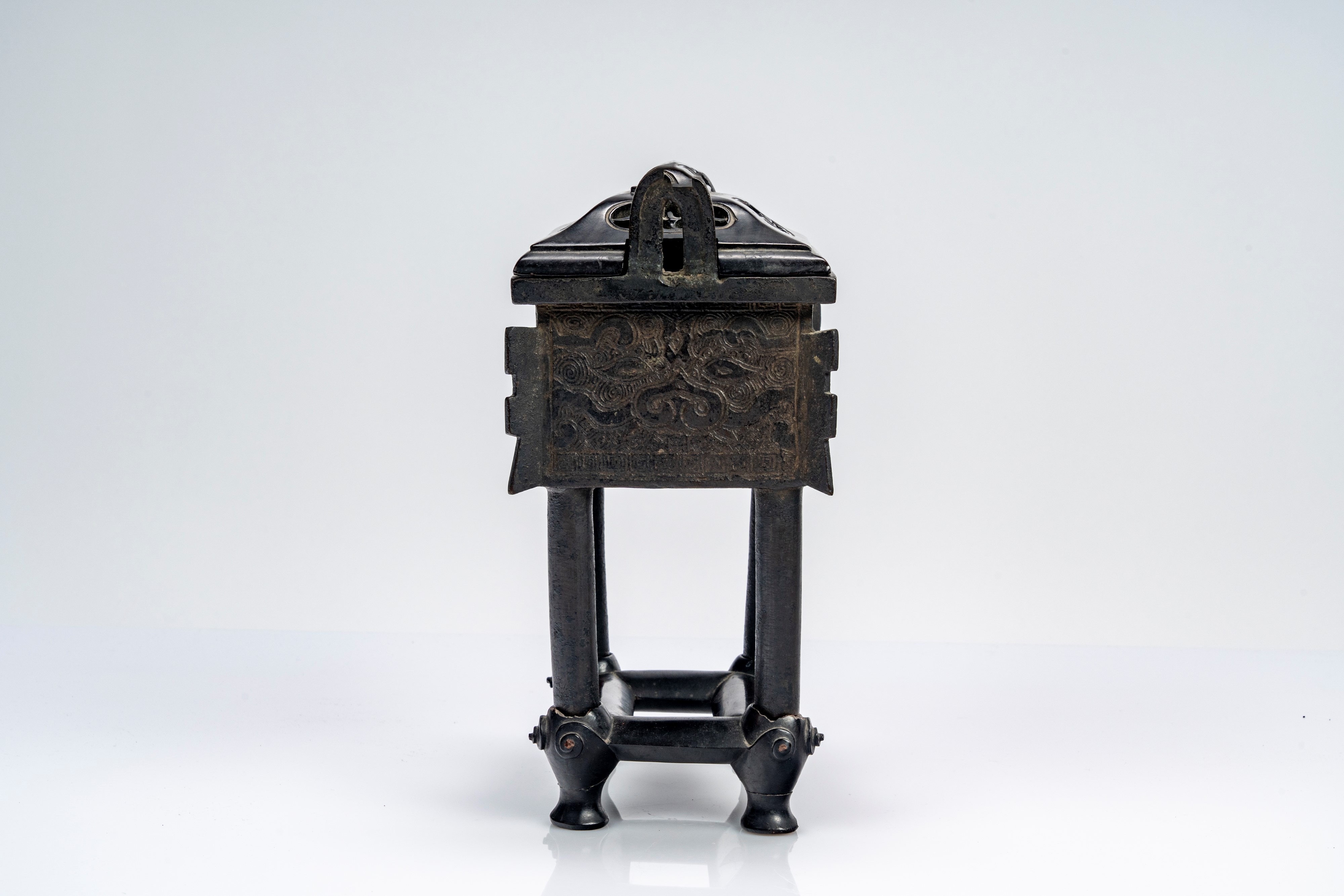 Incensiere in bronzo 'fang ding' decorato a motivi taotie, con coperchio e base lignea, Cina, ini...