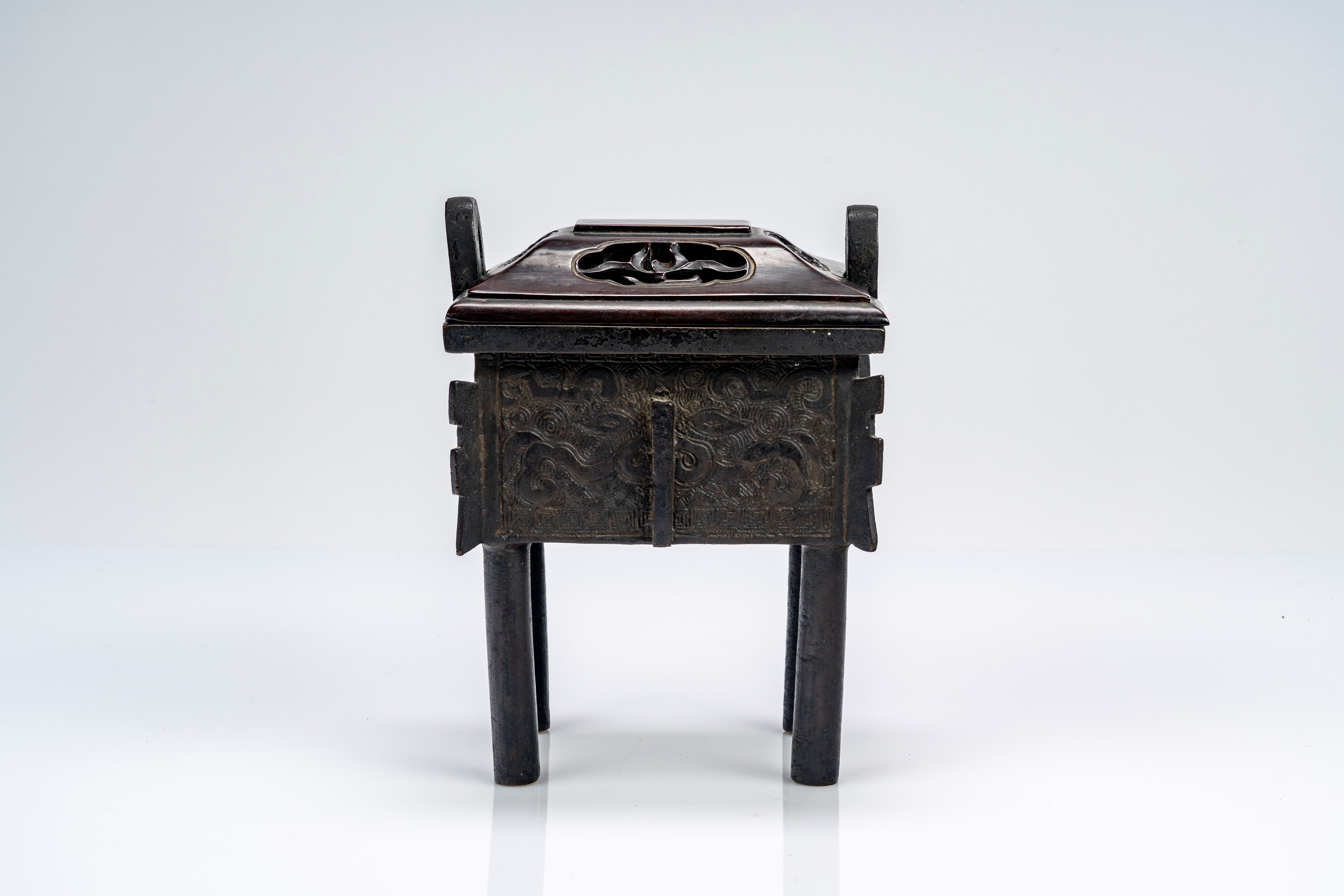 Incensiere in bronzo “fang ding” decorato a motivi taotie, con coperchio e base lignea di epoca s...