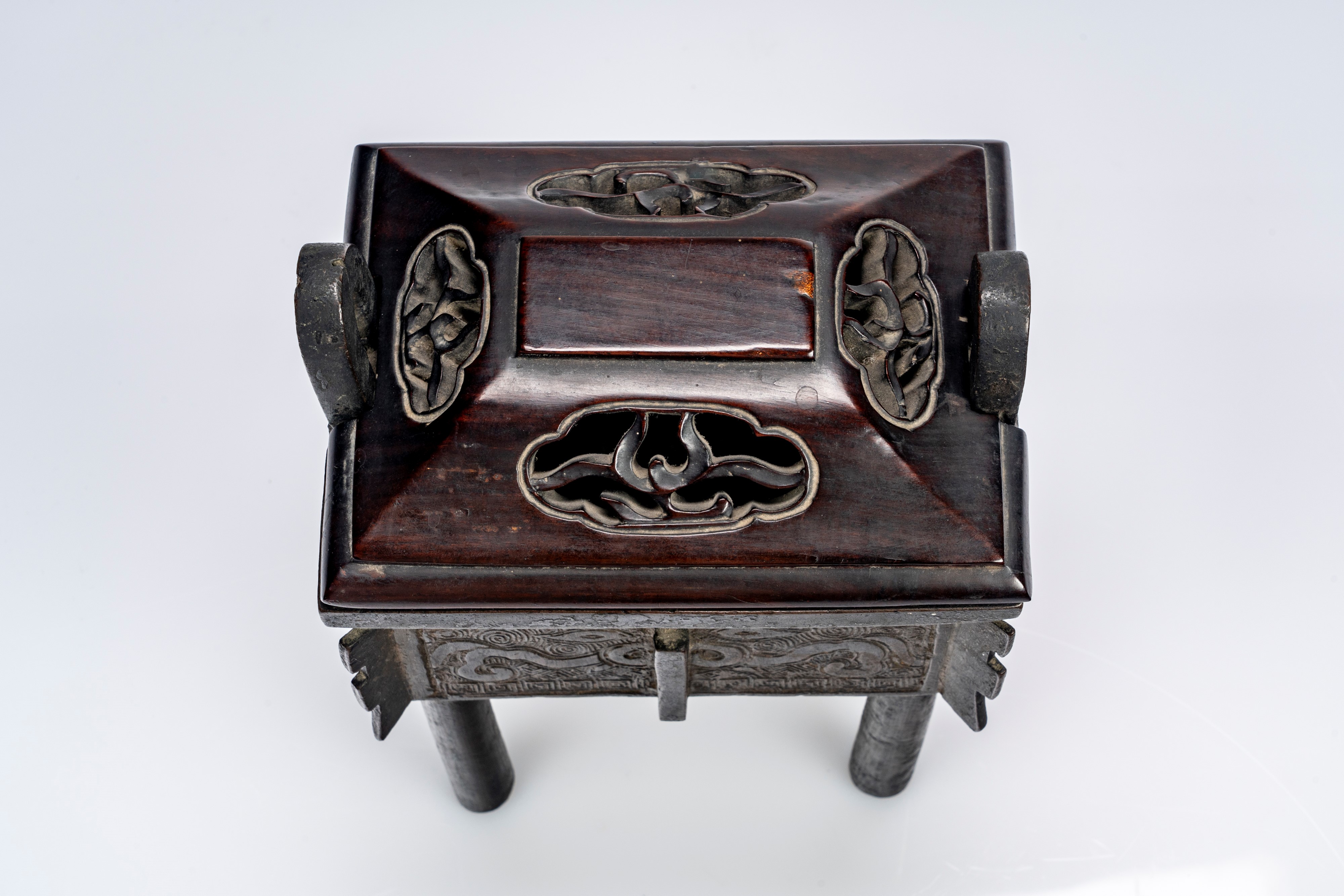 Incensiere in bronzo “fang ding” decorato a motivi taotie, con coperchio e base lignea di epoca s...