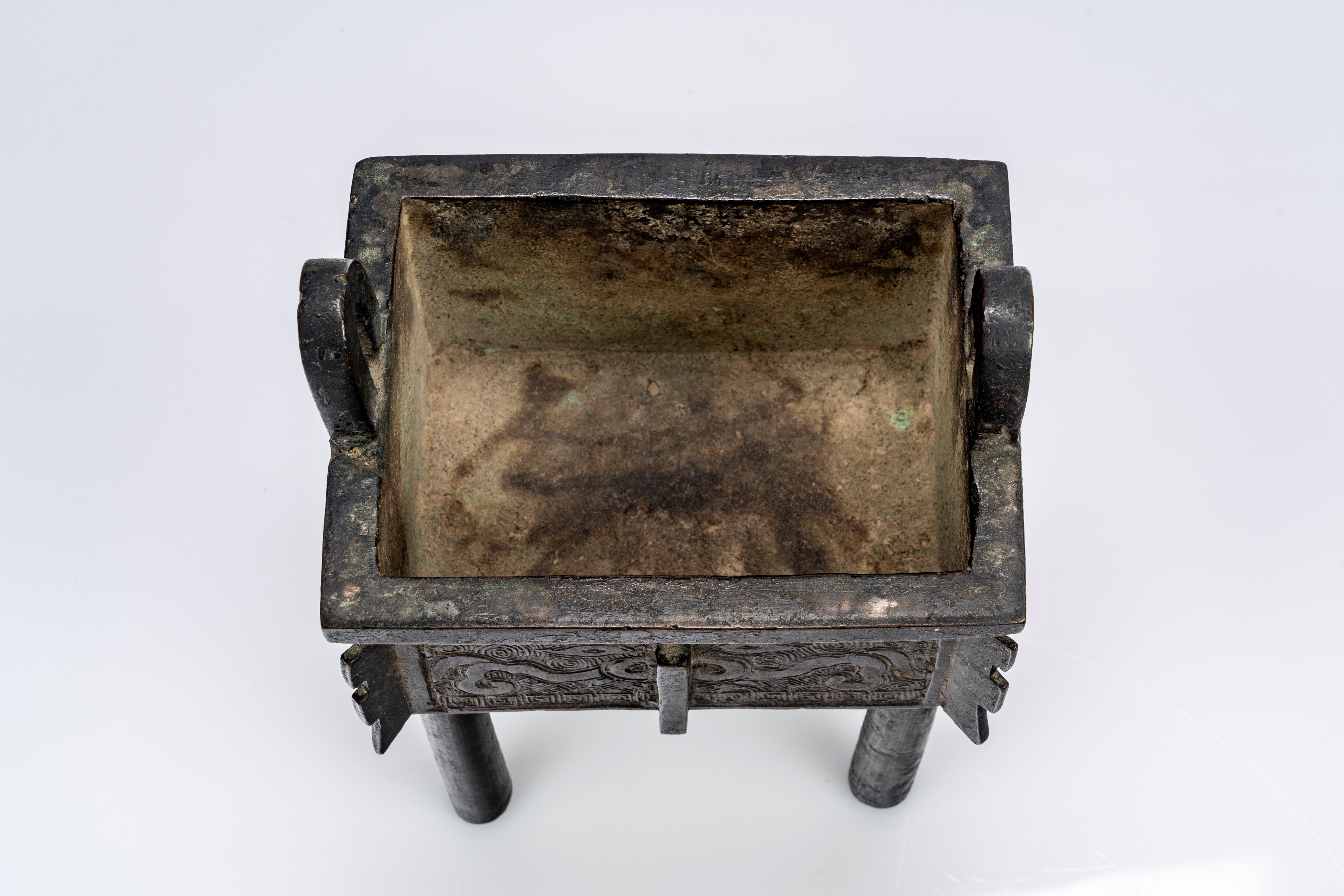 Incensiere in bronzo “fang ding” decorato a motivi taotie, con coperchio e base lignea di epoca s...