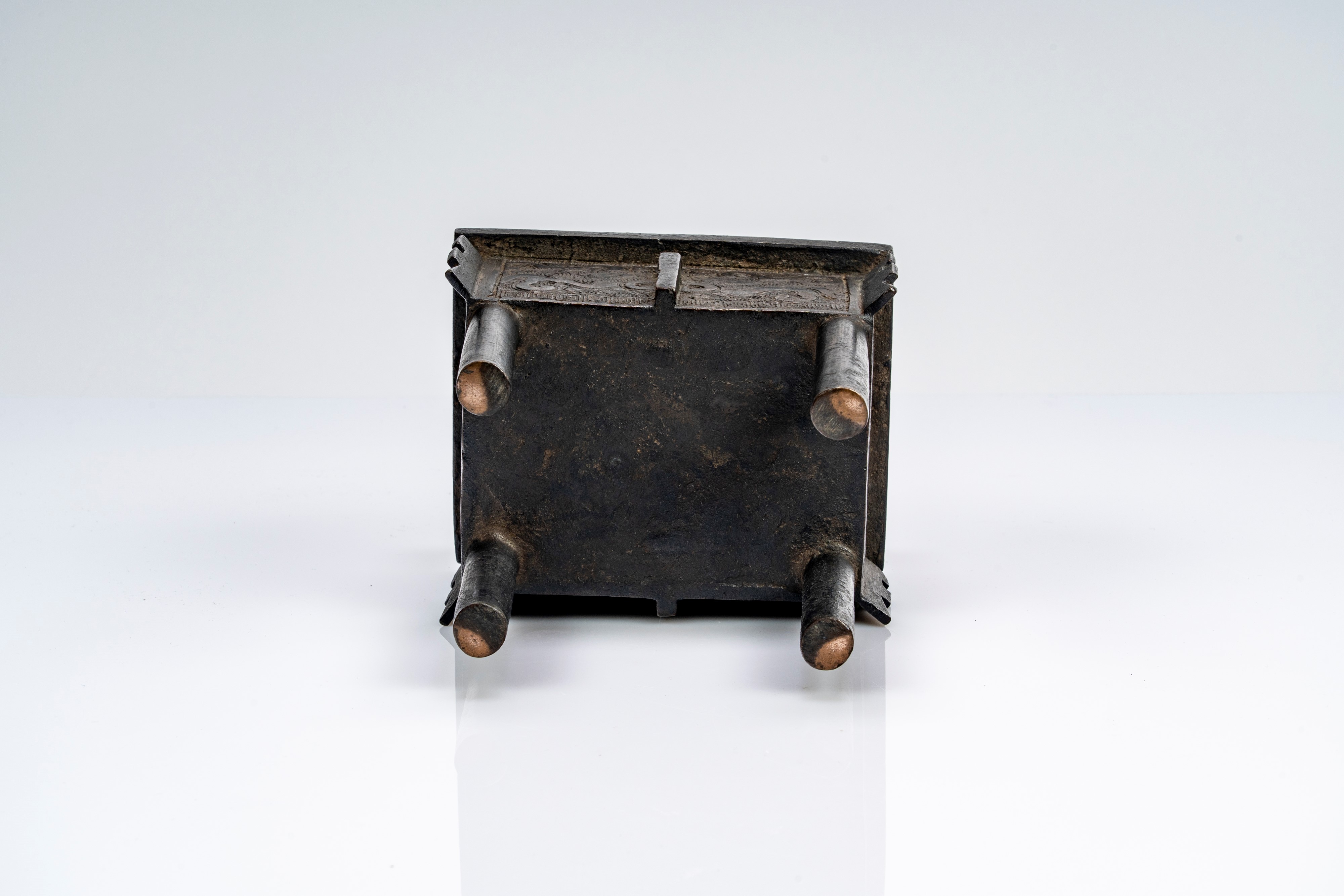 Incensiere in bronzo “fang ding” decorato a motivi taotie, con coperchio e base lignea di epoca s...