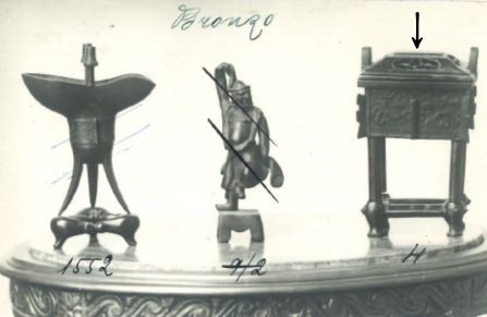 Incensiere in bronzo “fang ding” decorato a motivi taotie, con coperchio e base lignea di epoca s...