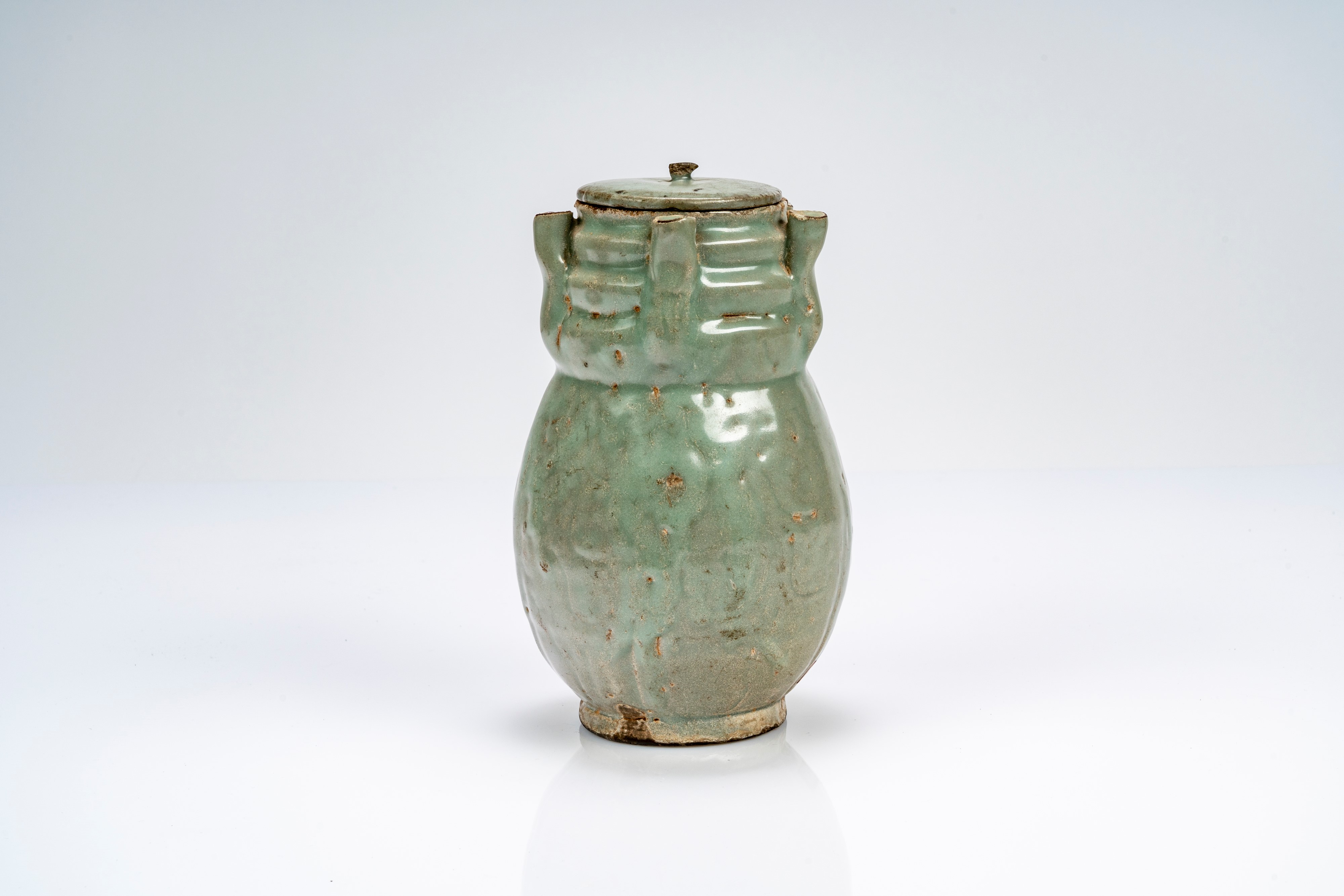 Vaso con coperchio con invetriatura azzurra/celadon e cinque beccucci. Cina, dinastia Song/Yuan, ...