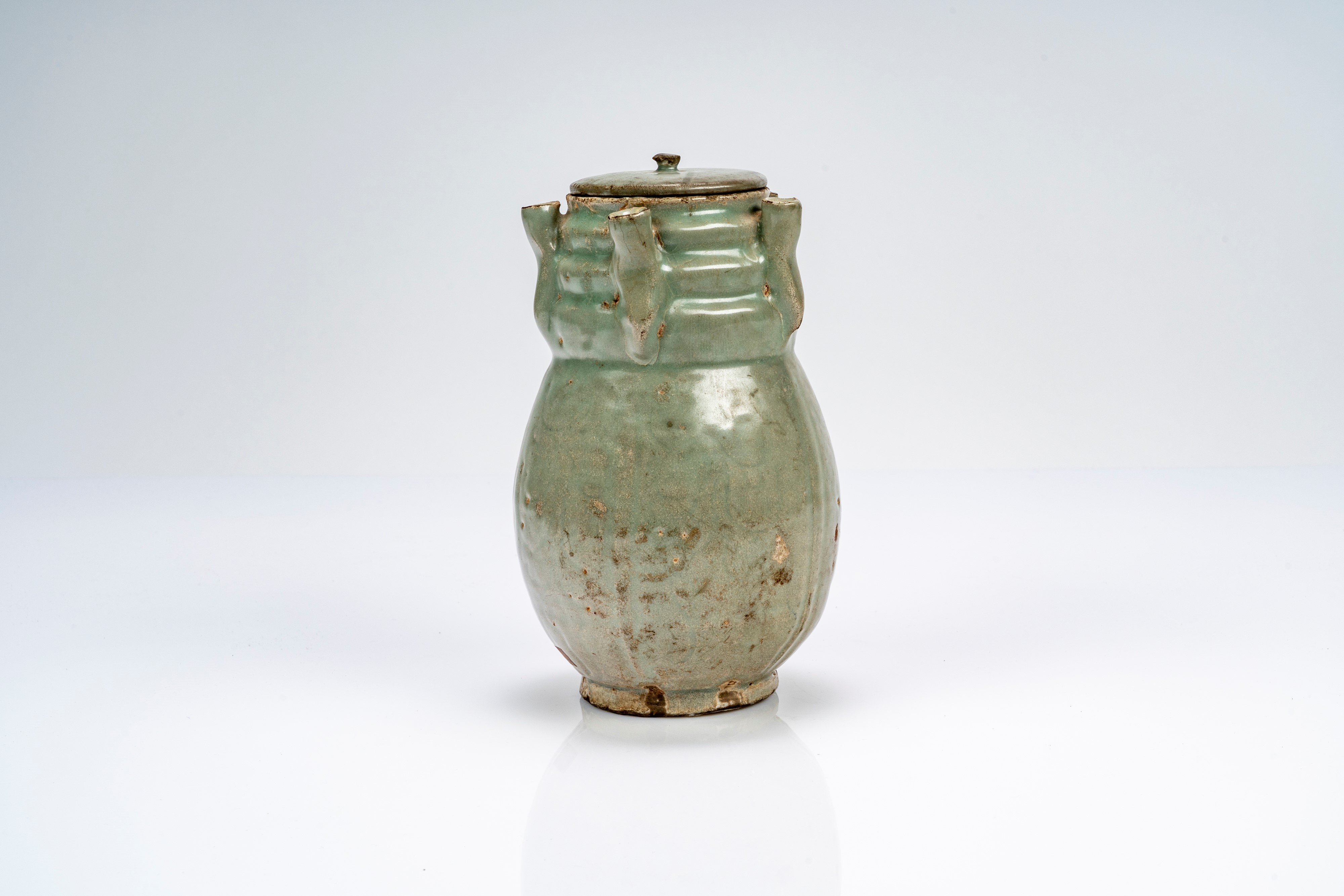 Vaso con coperchio con invetriatura azzurra/celadon e cinque beccucci. Cina, dinastia Song/Yuan, ...