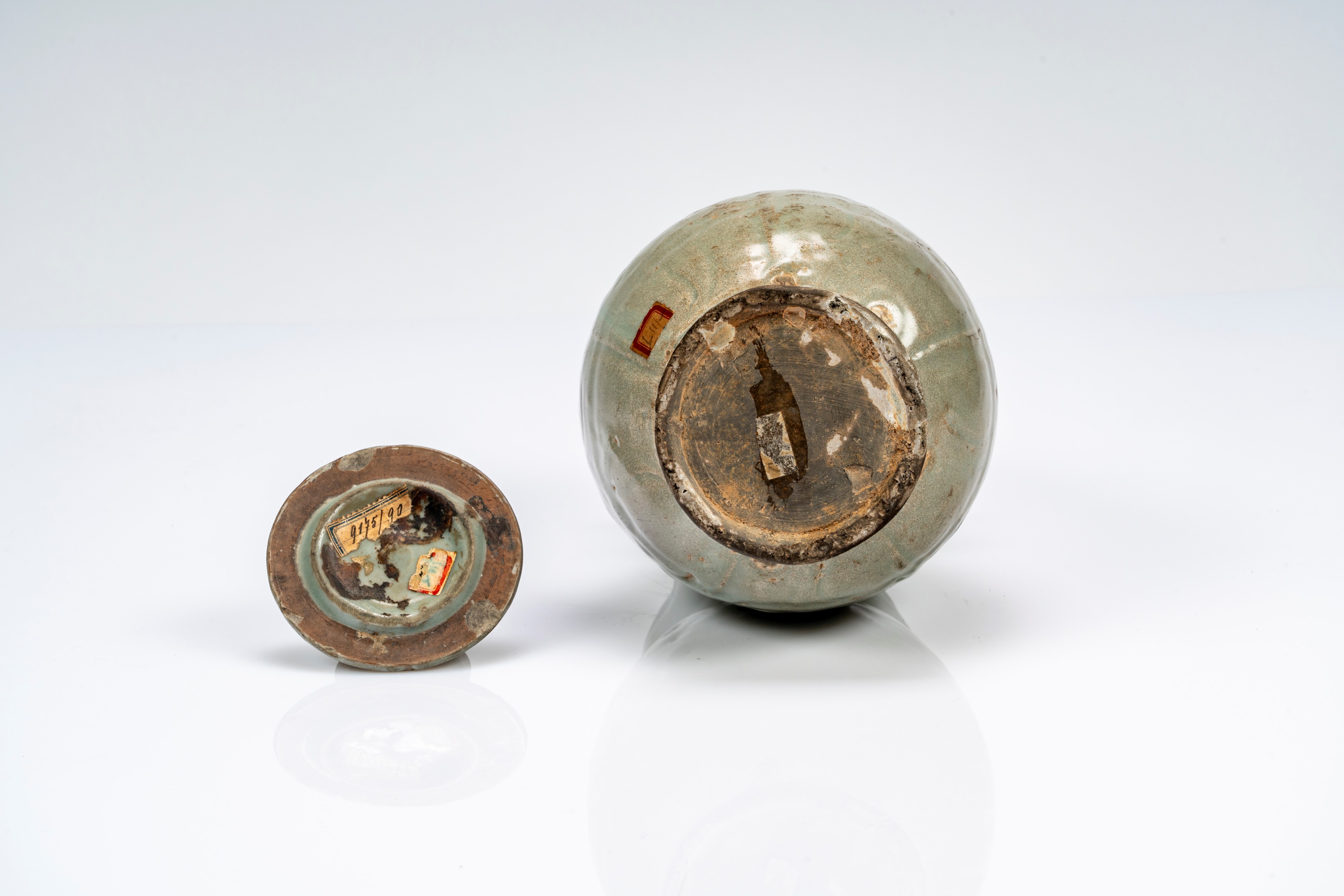 Vaso con coperchio con invetriatura azzurra/celadon e cinque beccucci. Cina, dinastia Song/Yuan, ...