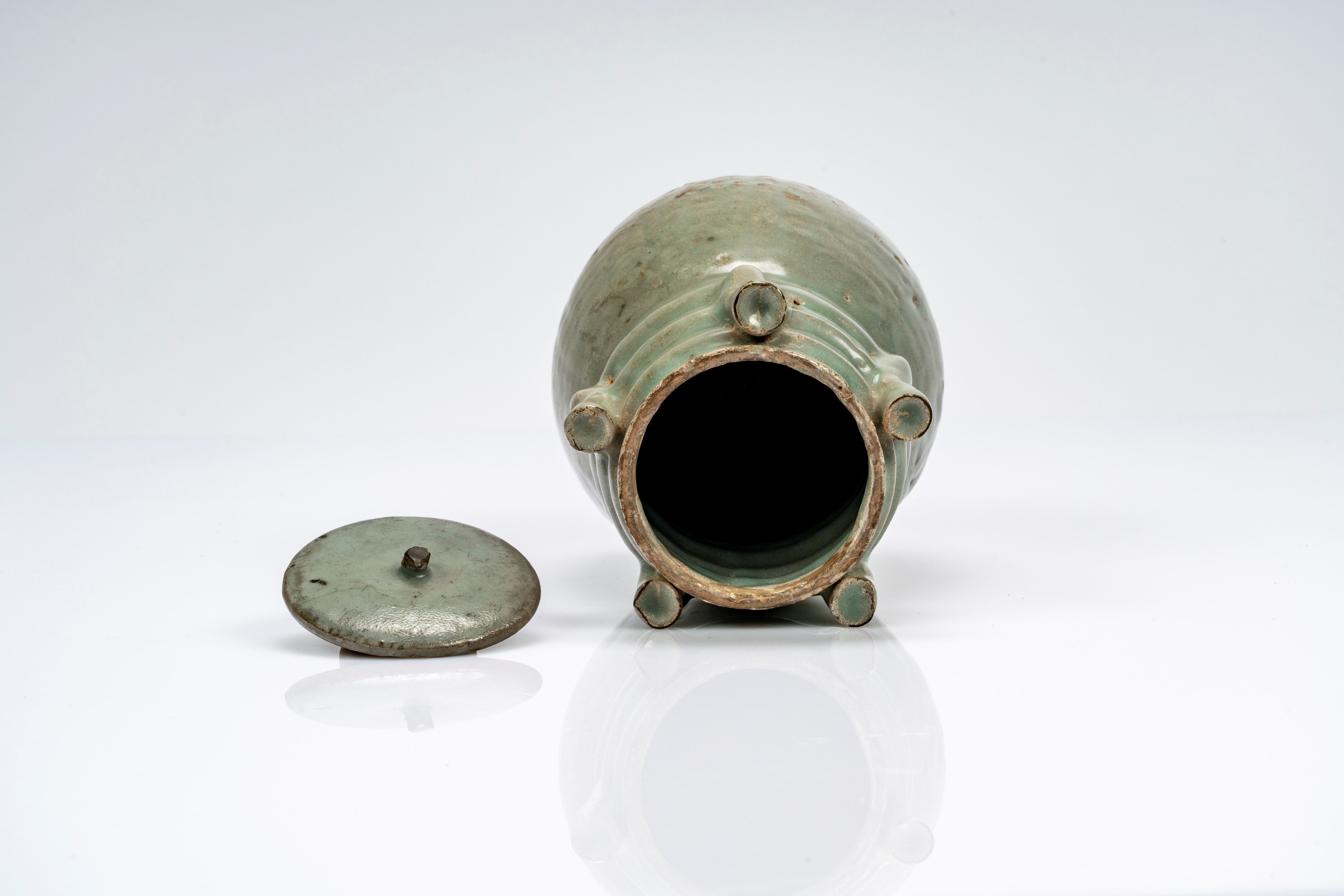 Vaso con coperchio con invetriatura azzurra/celadon e cinque beccucci. Cina, dinastia Song/Yuan, ...