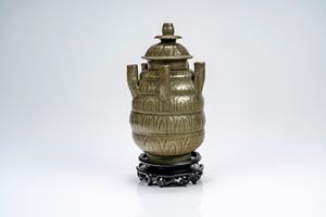 Vaso con coperchio con invetriatura celadon a forma di fiore di loto e con cinque beccucci. Cina, dinastia Song/Yuan, secoli XIII/XIV