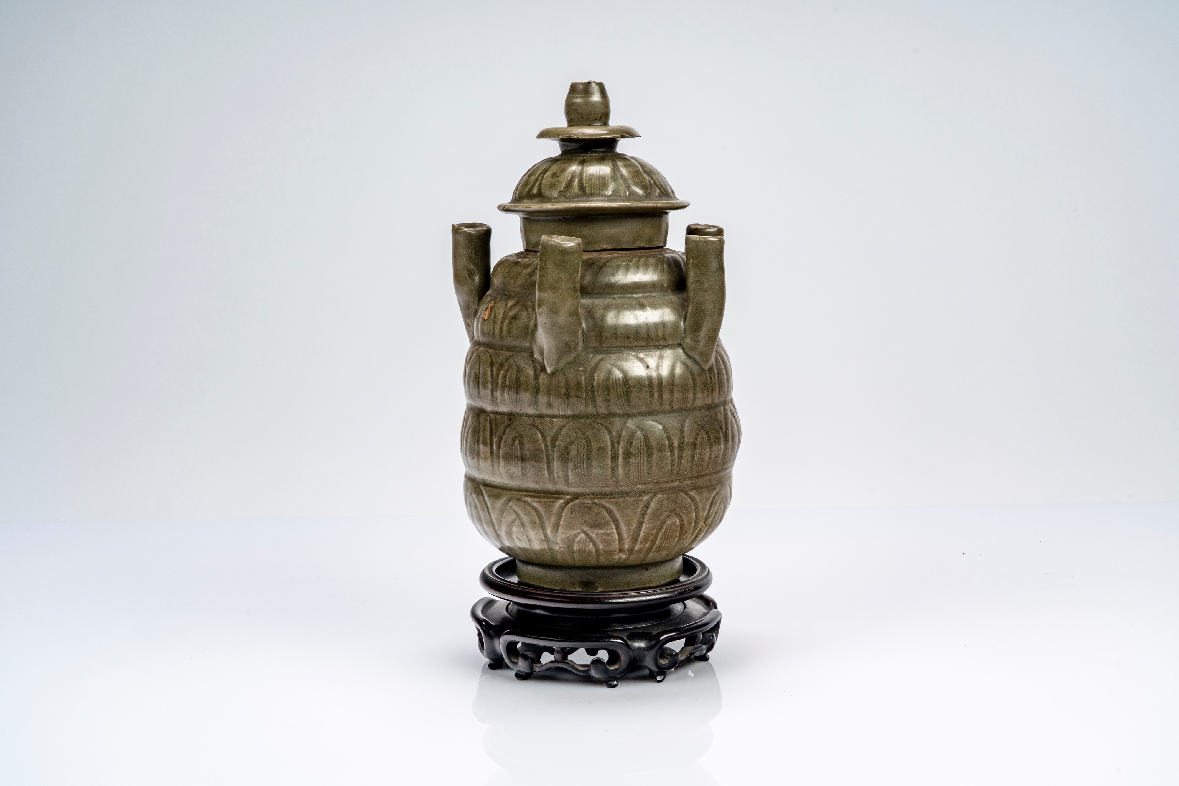 Vaso con coperchio con invetriatura celadon a forma di fiore di loto e con cinque beccucci. Cina,...