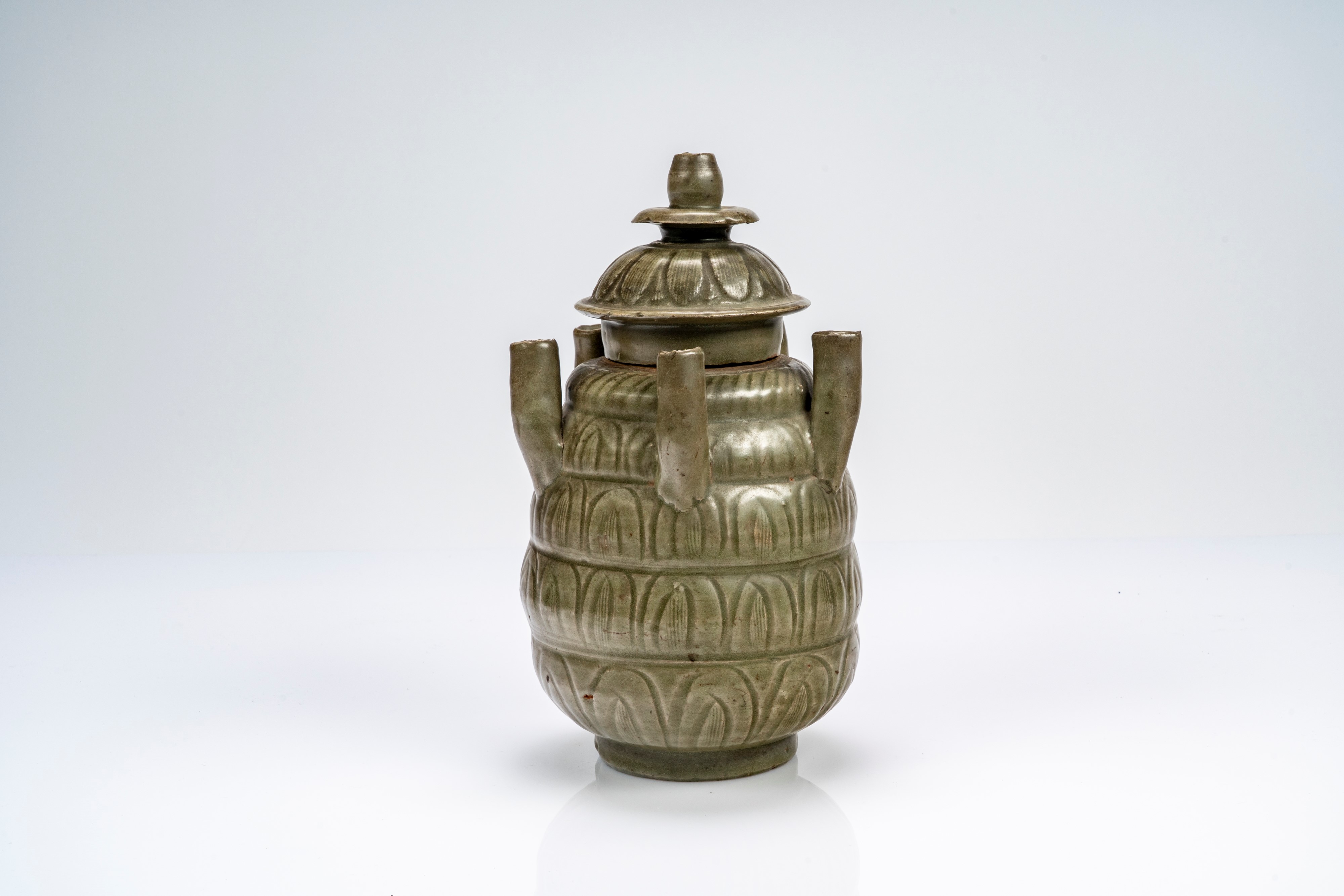 Vaso con coperchio con invetriatura celadon a forma di fiore di loto e con cinque beccucci. Cina,...