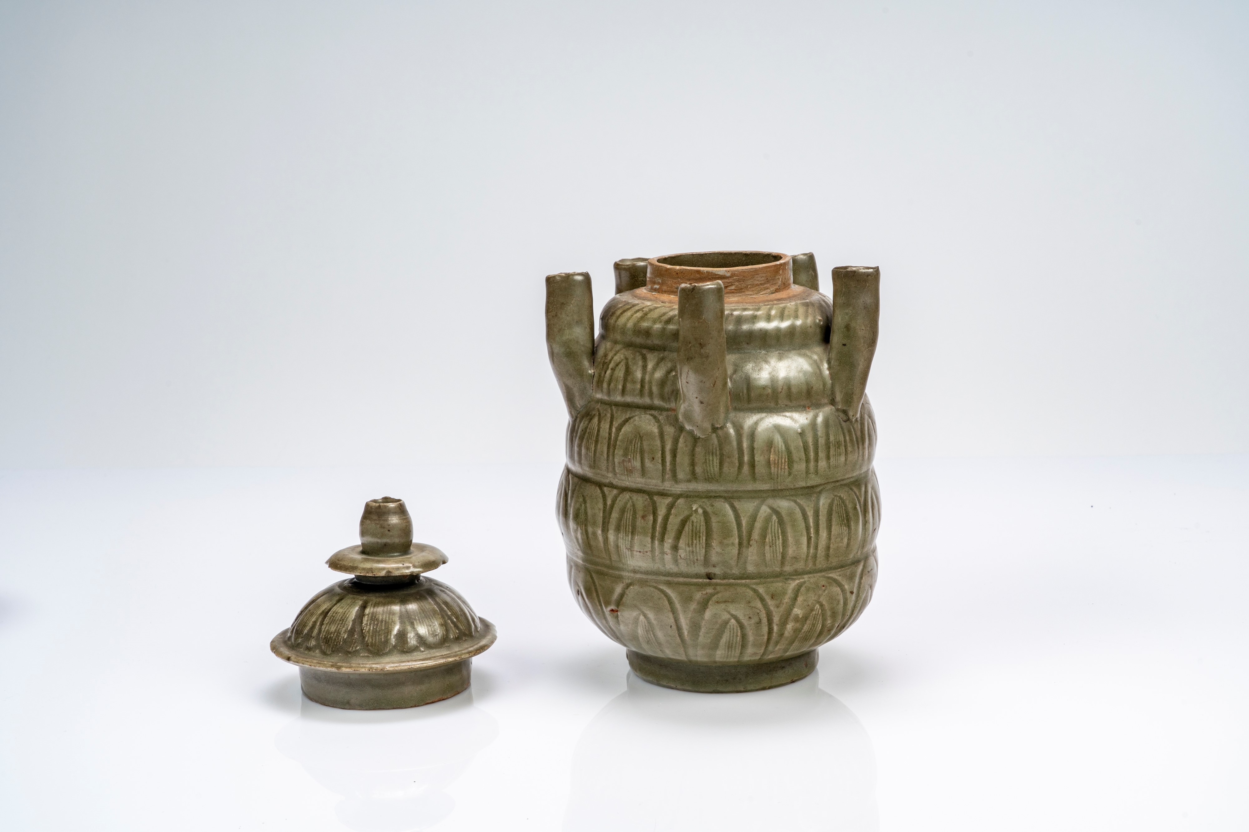 Vaso con coperchio con invetriatura celadon a forma di fiore di loto e con cinque beccucci. Cina,...