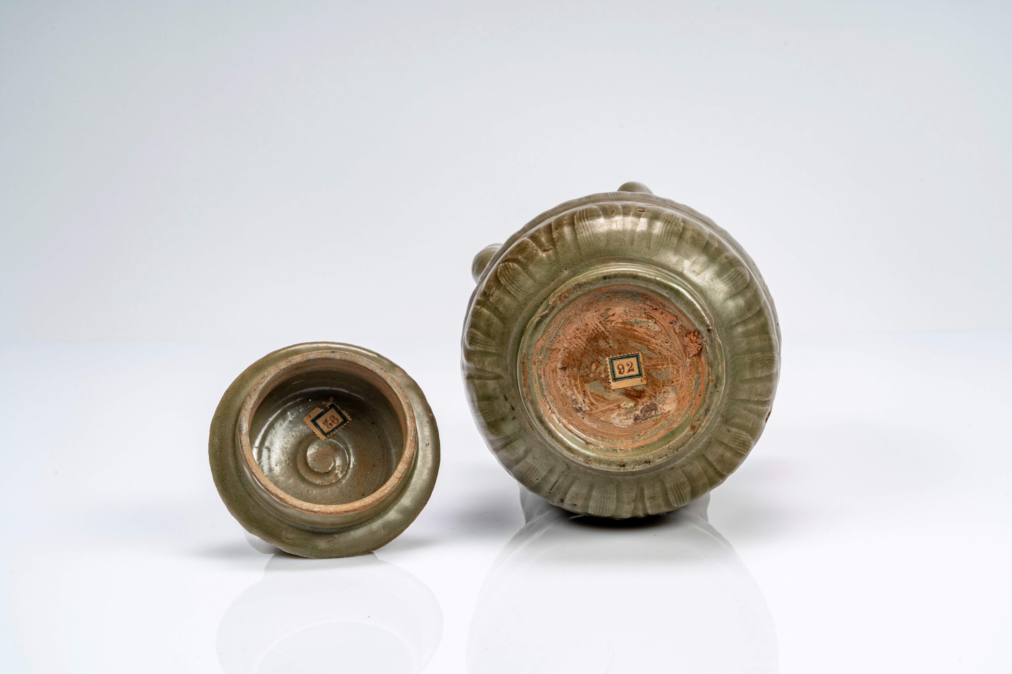 Vaso con coperchio, invetriatura celadon a forma di fiore di loto con cinque beccucci, Cina, dina...