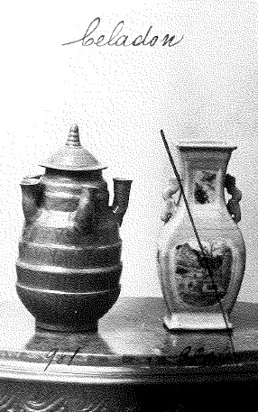 Vaso con coperchio con invetriatura celadon a forma di fiore di loto e con cinque beccucci. Cina,...