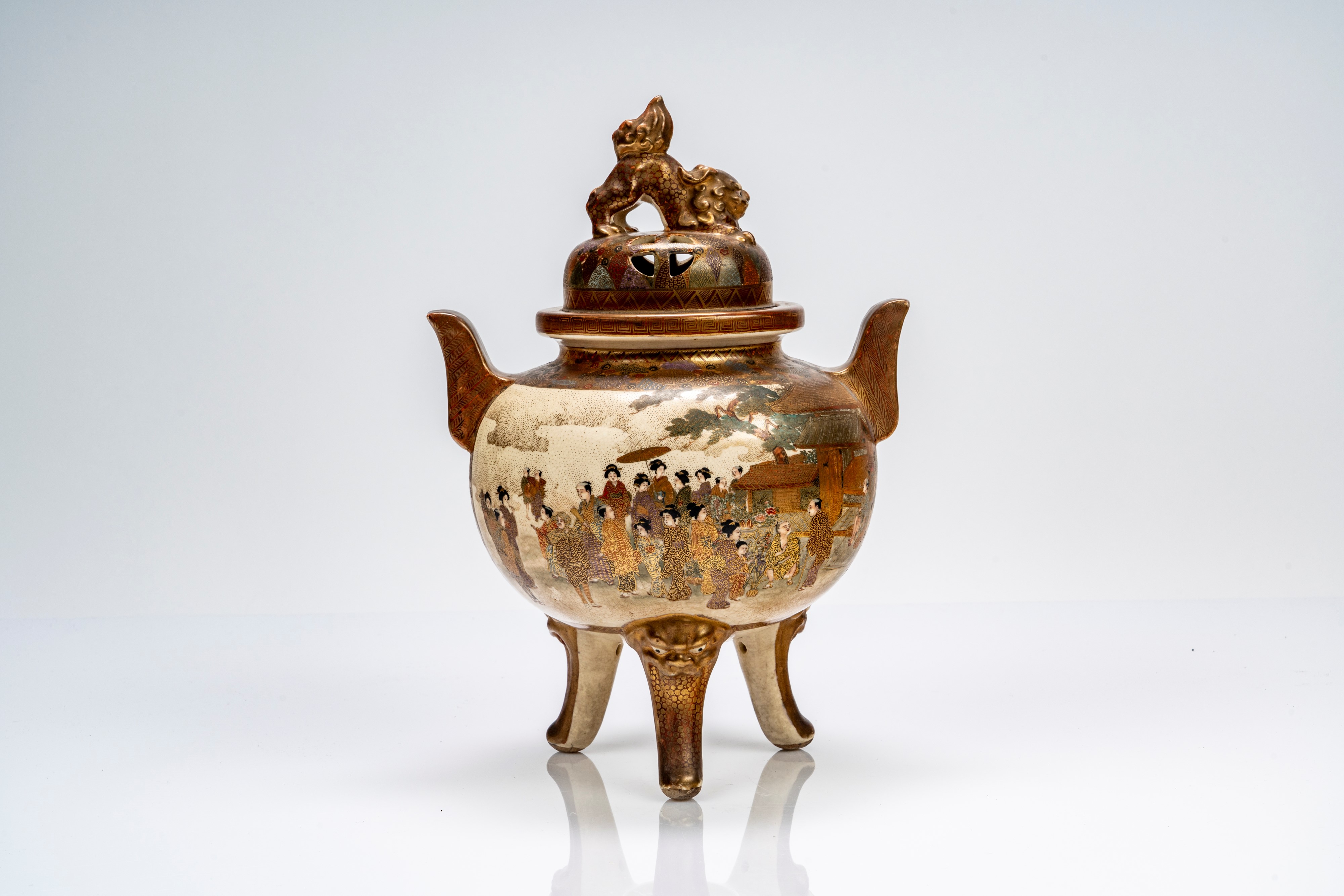 Incensiere tripode in ceramica Satsuma. Giappone, periodo Meiji (1868–1912)