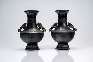 Coppia di vasi biansati in bronzo cesellati a motivo di fenici stilizzate e qilin, recanti marchio apocrifo Qianlong. Cina, secolo XIX