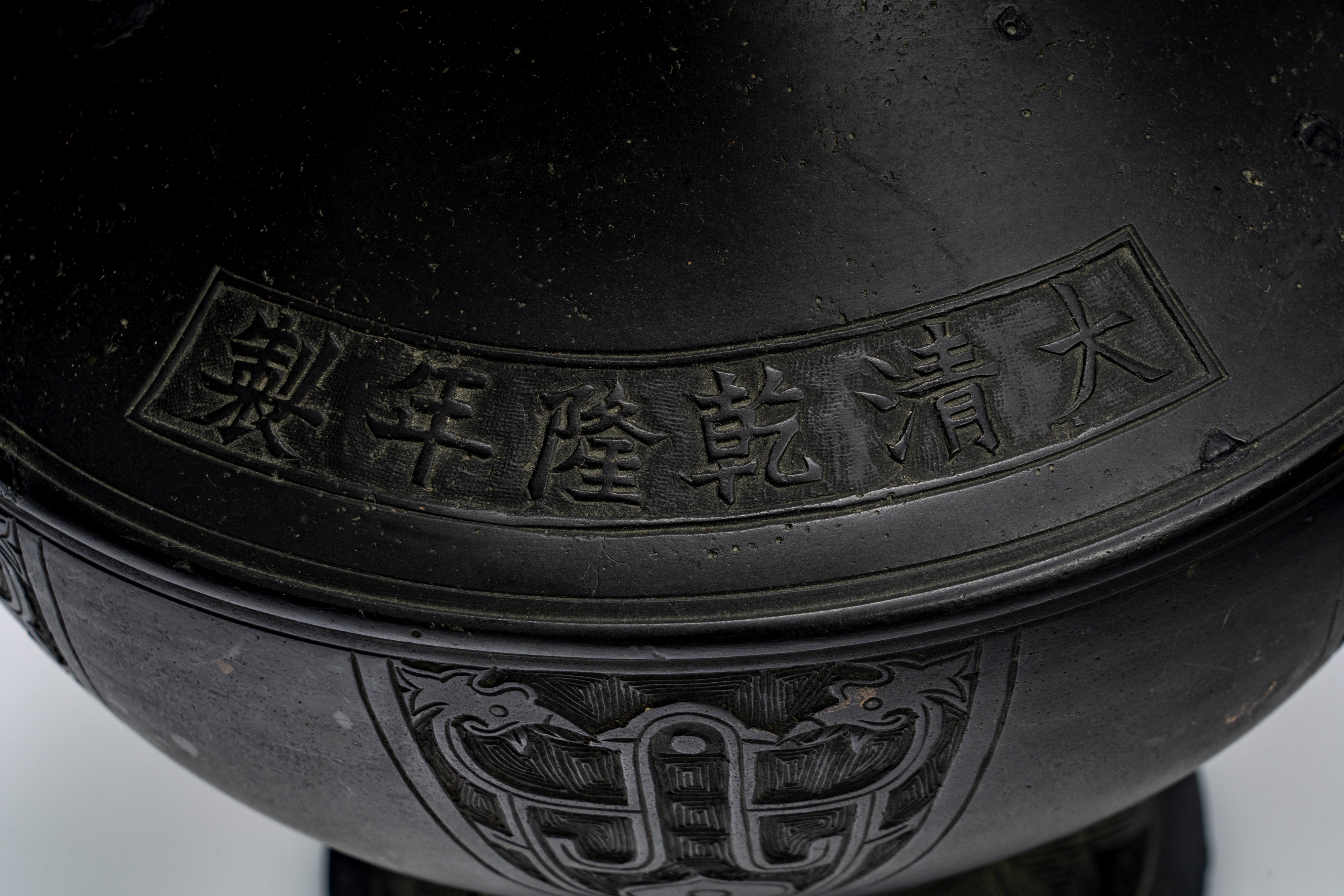 Coppia di vasi biansati in bronzo cesellati a motivo di fenici stilizzate e qilin, recanti marchi...