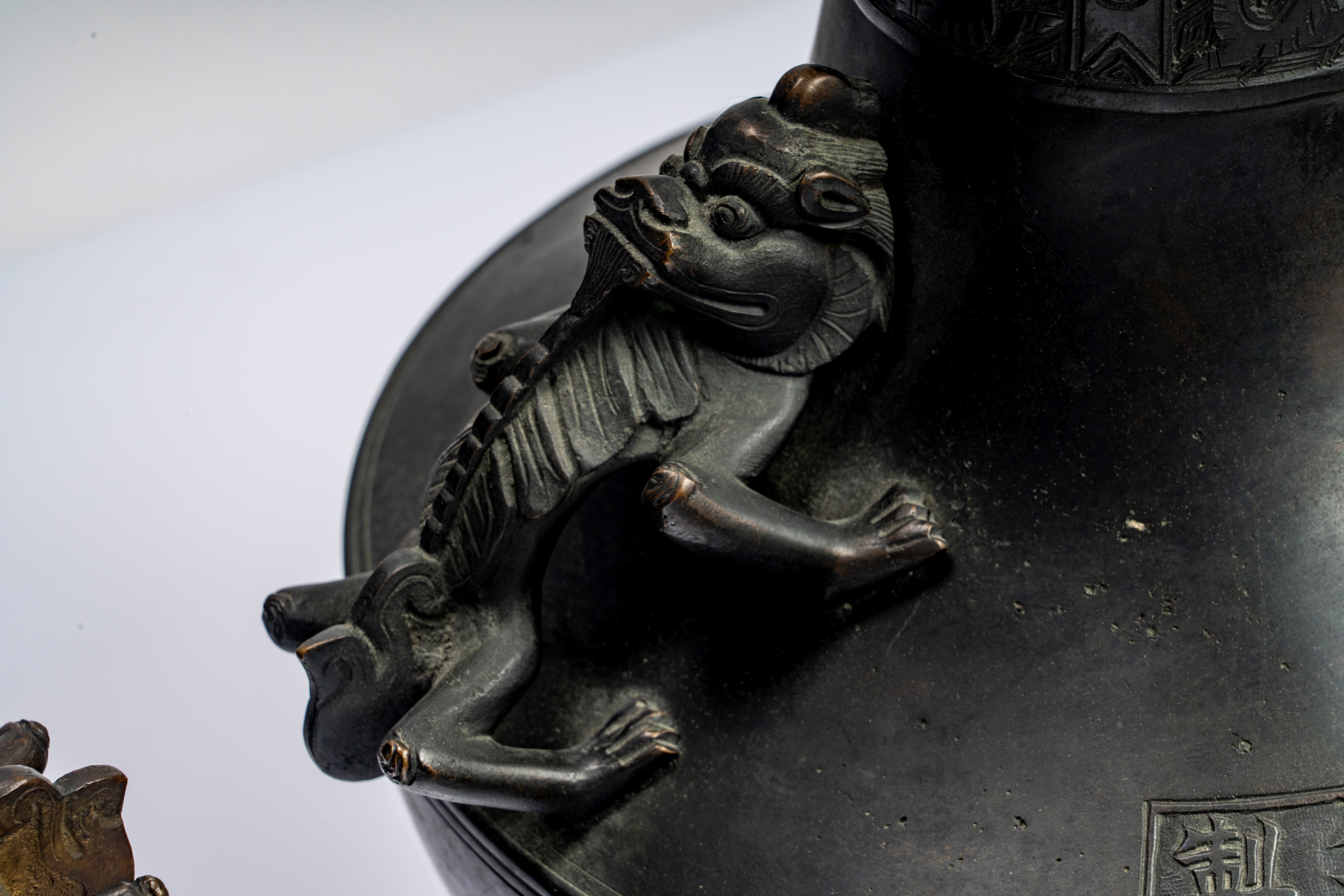 Coppia di vasi biansati in bronzo cesellati a motivi di fenici stilizzate e qilin, recanti marchi...