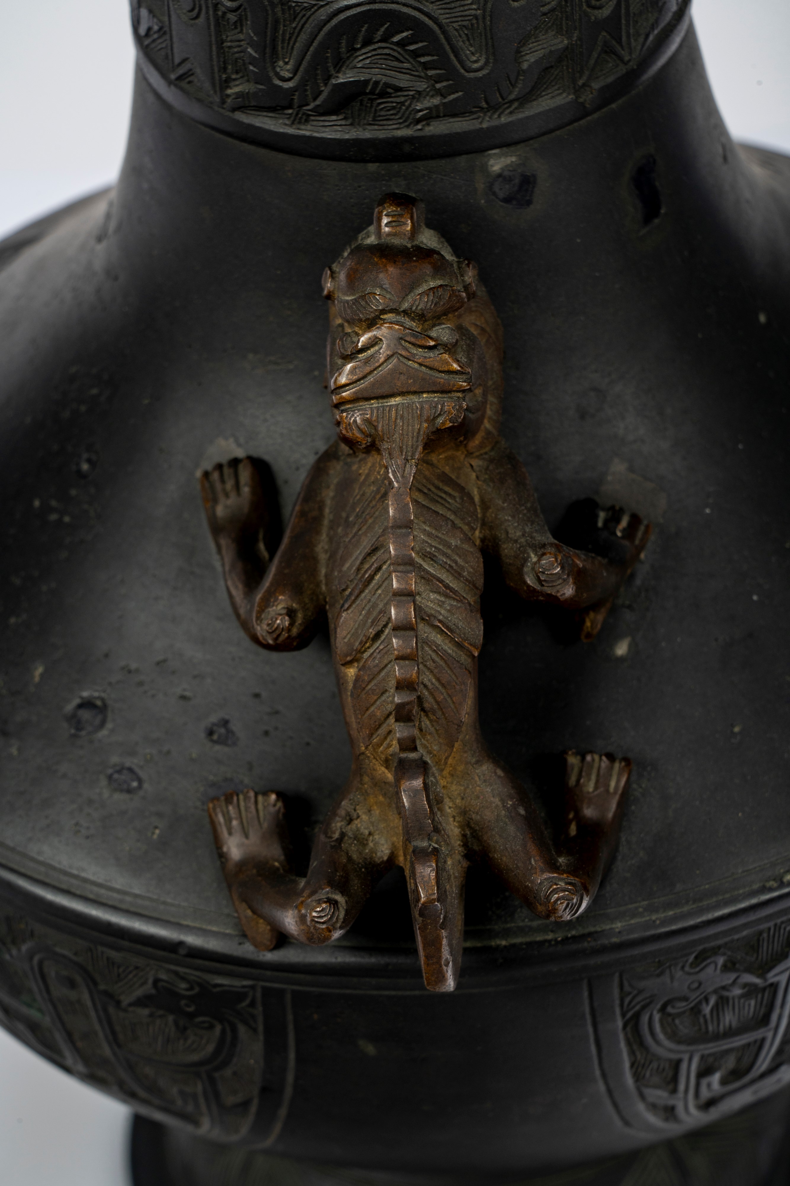 Coppia di vasi biansati in bronzo cesellati a motivo di fenici stilizzate e qilin, recanti marchi...