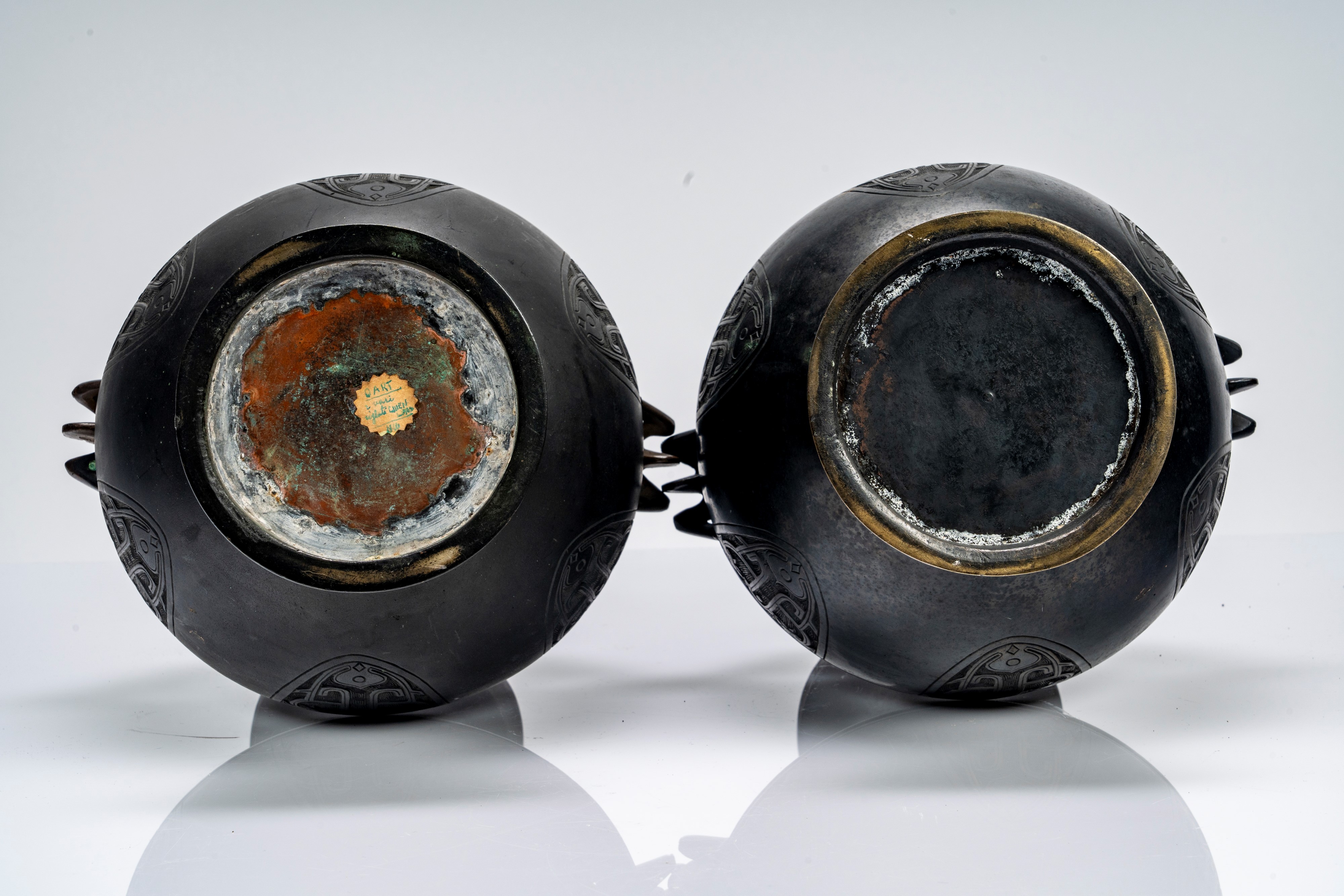 Coppia di vasi biansati in bronzo cesellati a motivo di fenici stilizzate e qilin, recanti marchi...