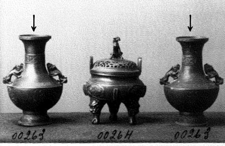 Coppia di vasi biansati in bronzo cesellati a motivo di fenici stilizzate e qilin, recanti marchi...