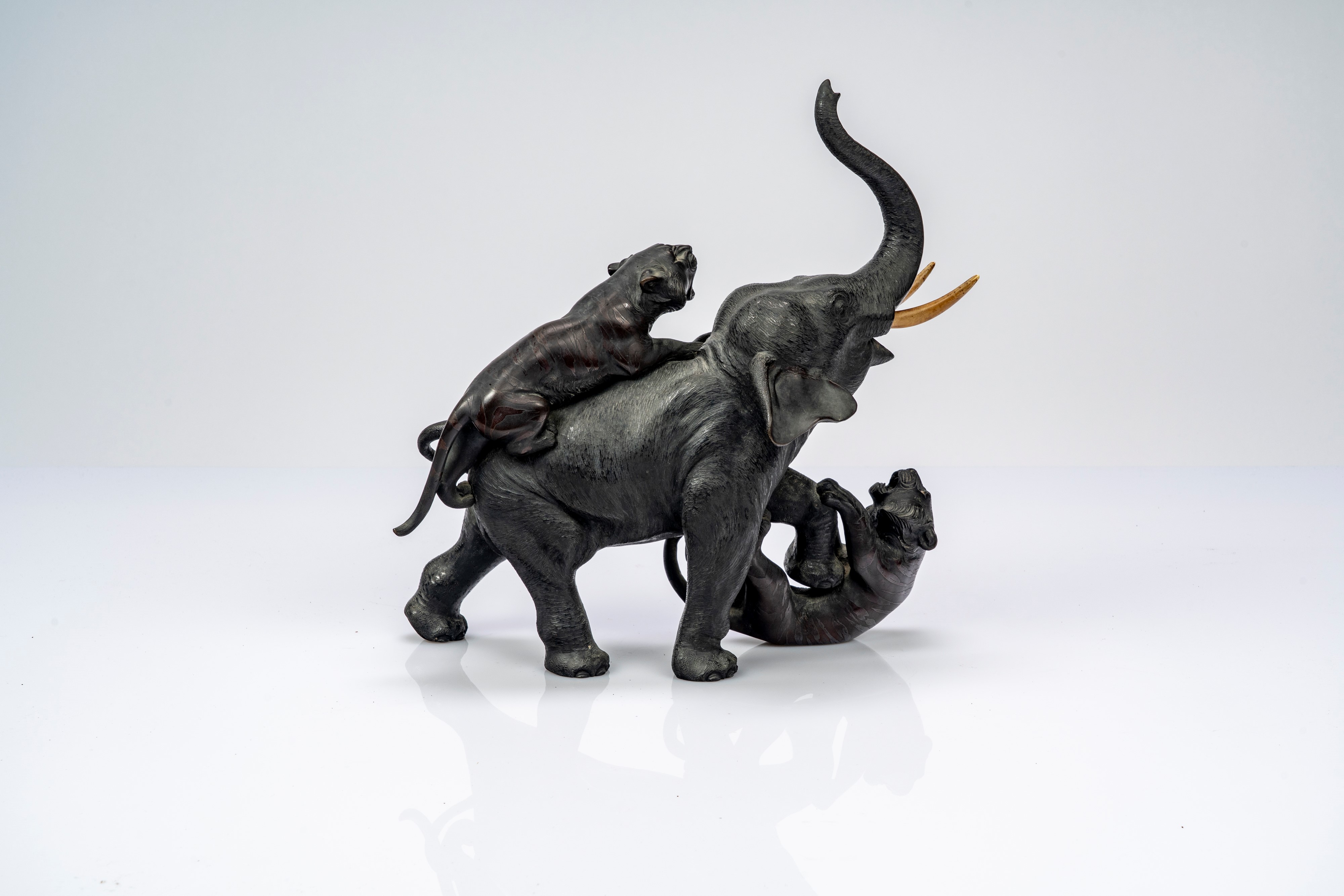 ☼ Scultura crisoelefantina raffigurante un elefante che lotta con belve. Giappone, periodo Meiji,...