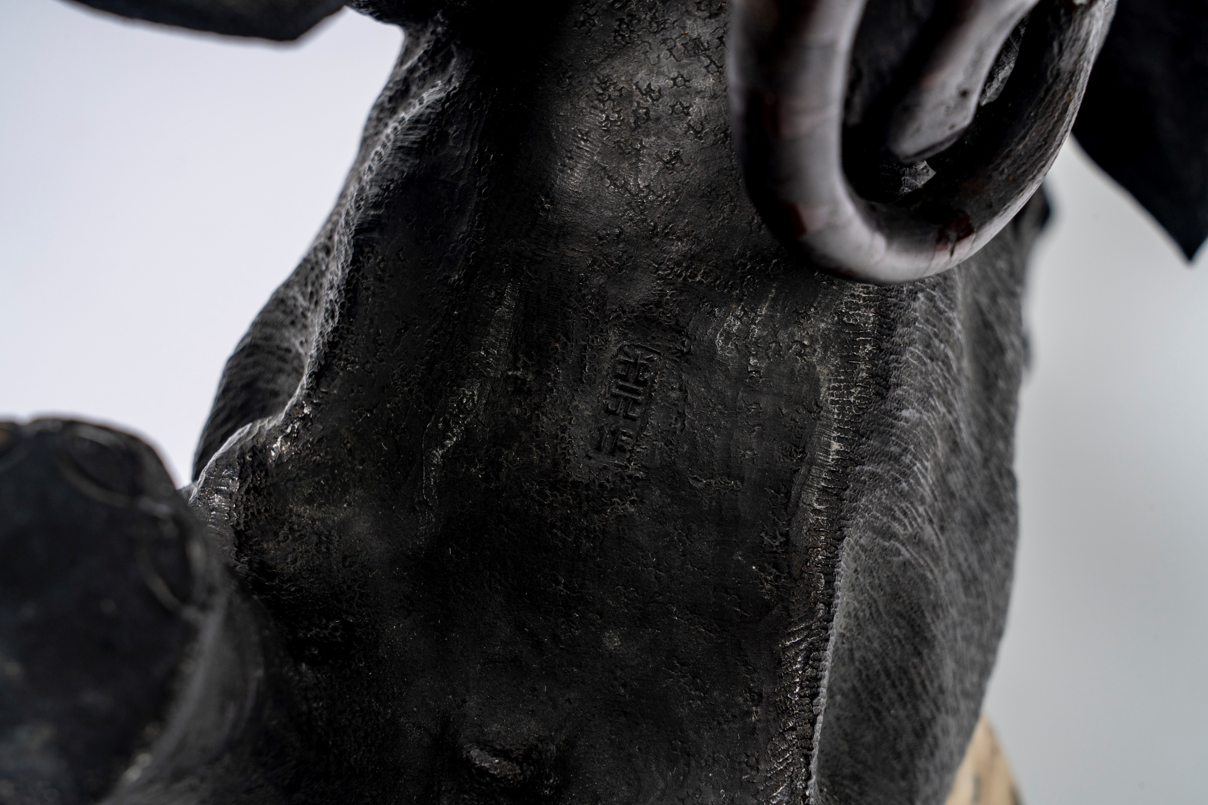 ☼ Scultura crisoelefantina raffigurante un elefante che lotta con belve. Giappone, periodo Meiji,...