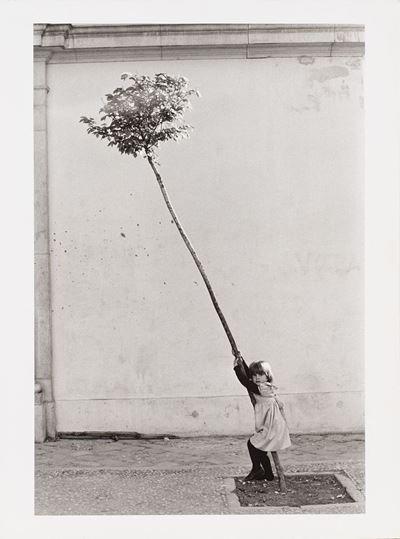 Petite fille, petit arbre, Espagne, Stampa vintage alla gelatina ai sali d'argento
