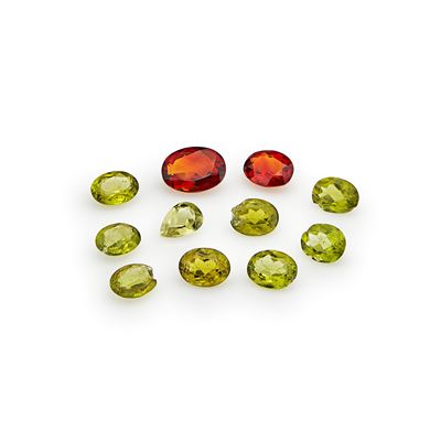 Lotto di Otto Peridoti, un Crisoberillo e Due Quarzi in Cartina per Totale Ct 23,22