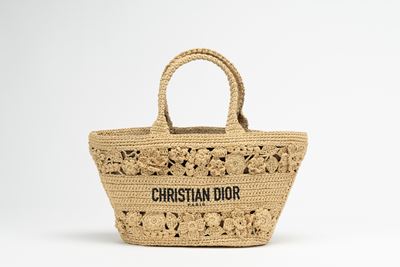 Borsa cesto in rafia lavorata all'uncinetto con fantasia a fiori